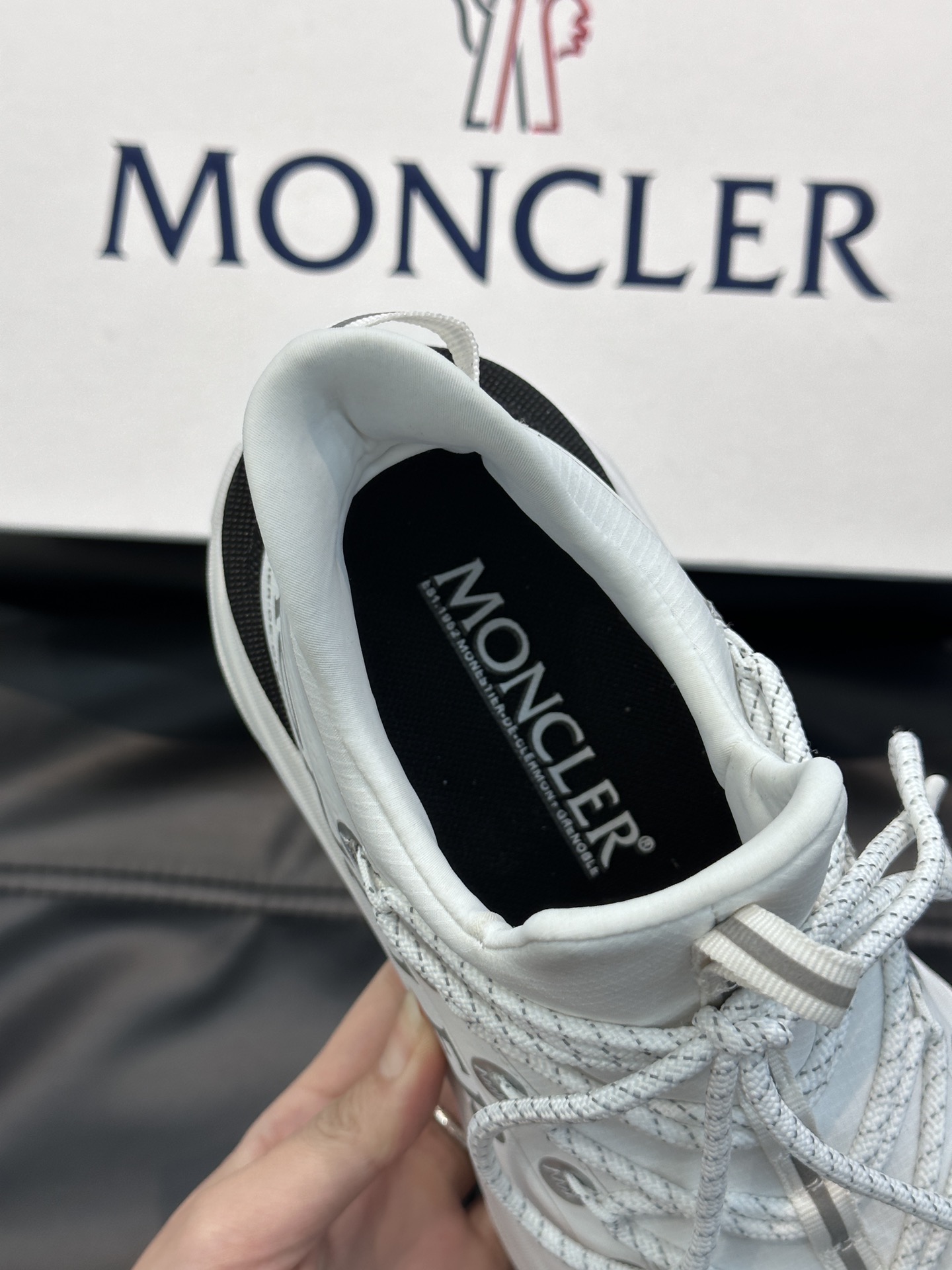 Moncler/蒙口男士户外系带运动鞋具有舒适防滑性能采用皮革和科技面料制成专为户外跑步或都市漫步而设兼