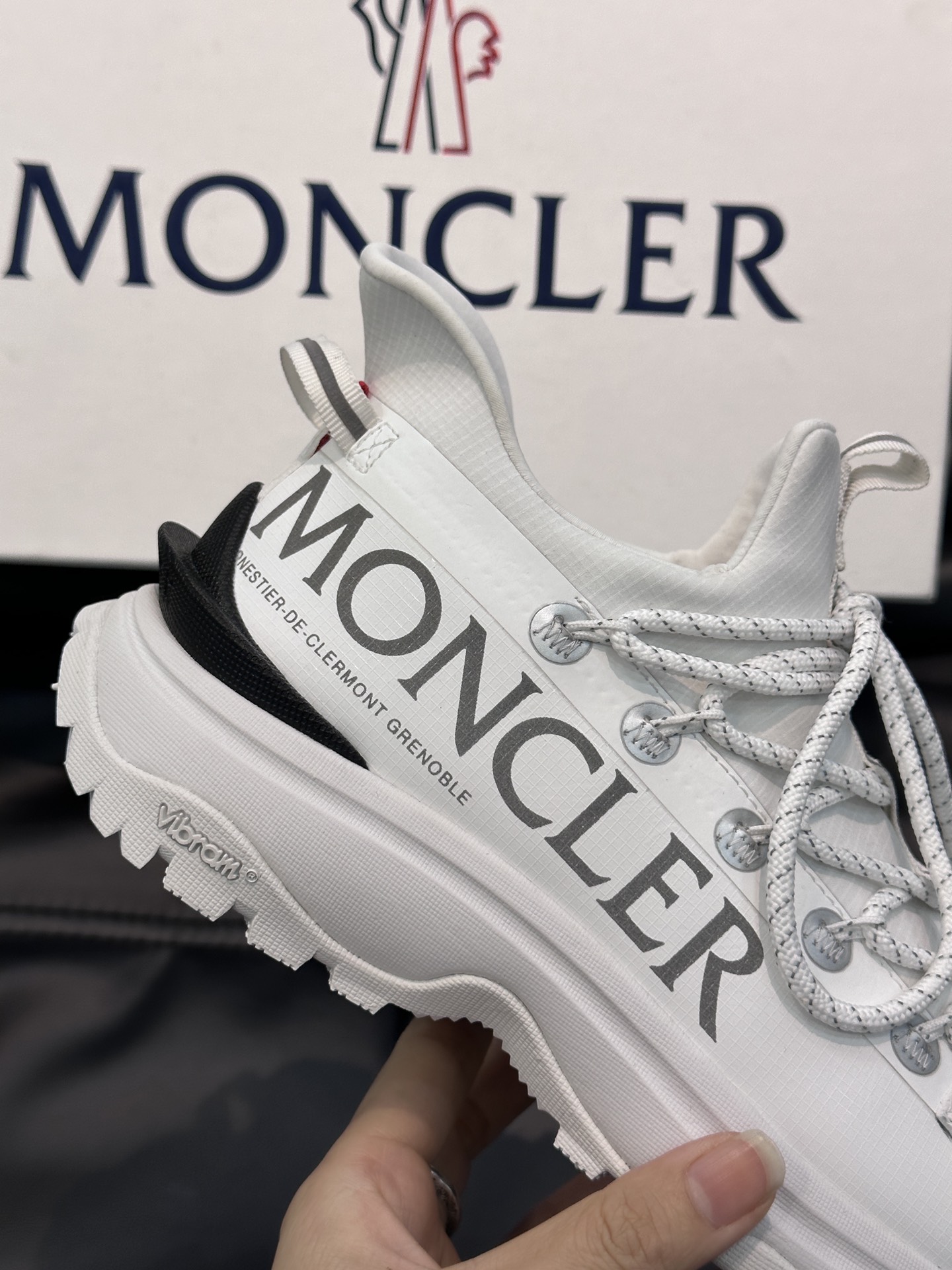 Moncler/蒙口男士户外系带运动鞋具有舒适防滑性能采用皮革和科技面料制成专为户外跑步或都市漫步而设兼