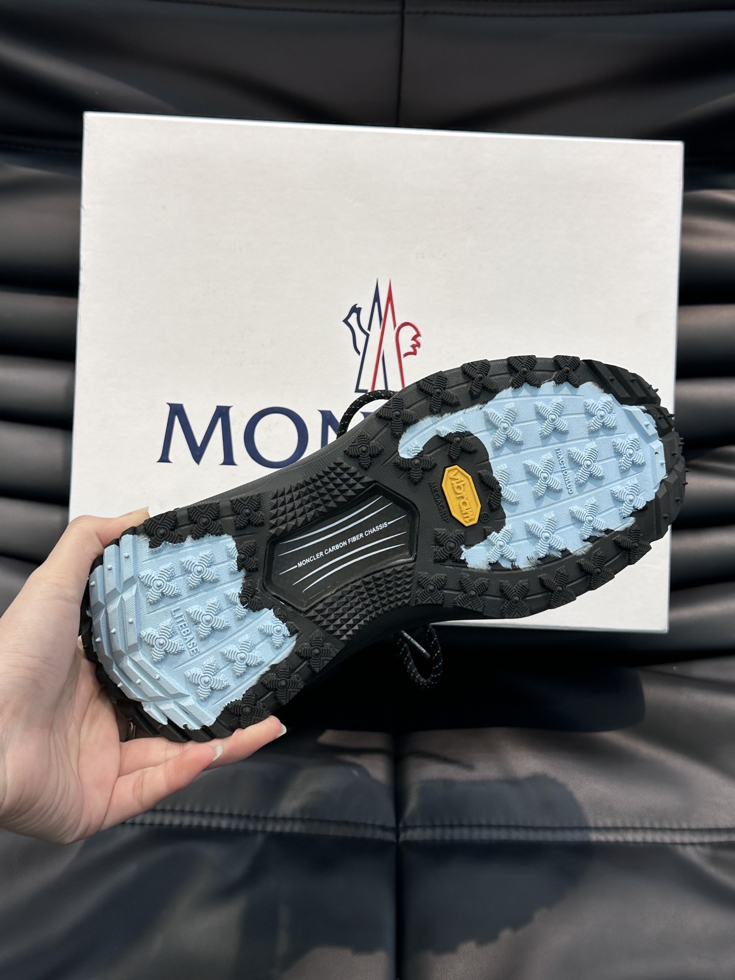 Moncler/蒙口男士户外系带运动鞋具有舒适防滑性能采用皮革和科技面料制成专为户外跑步或都市漫步而设兼