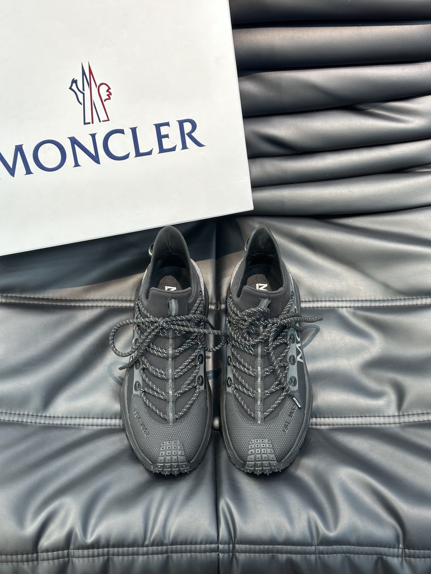 Moncler/蒙口男士户外系带运动鞋具有舒适防滑性能采用皮革和科技面料制成专为户外跑步或都市漫步而设兼