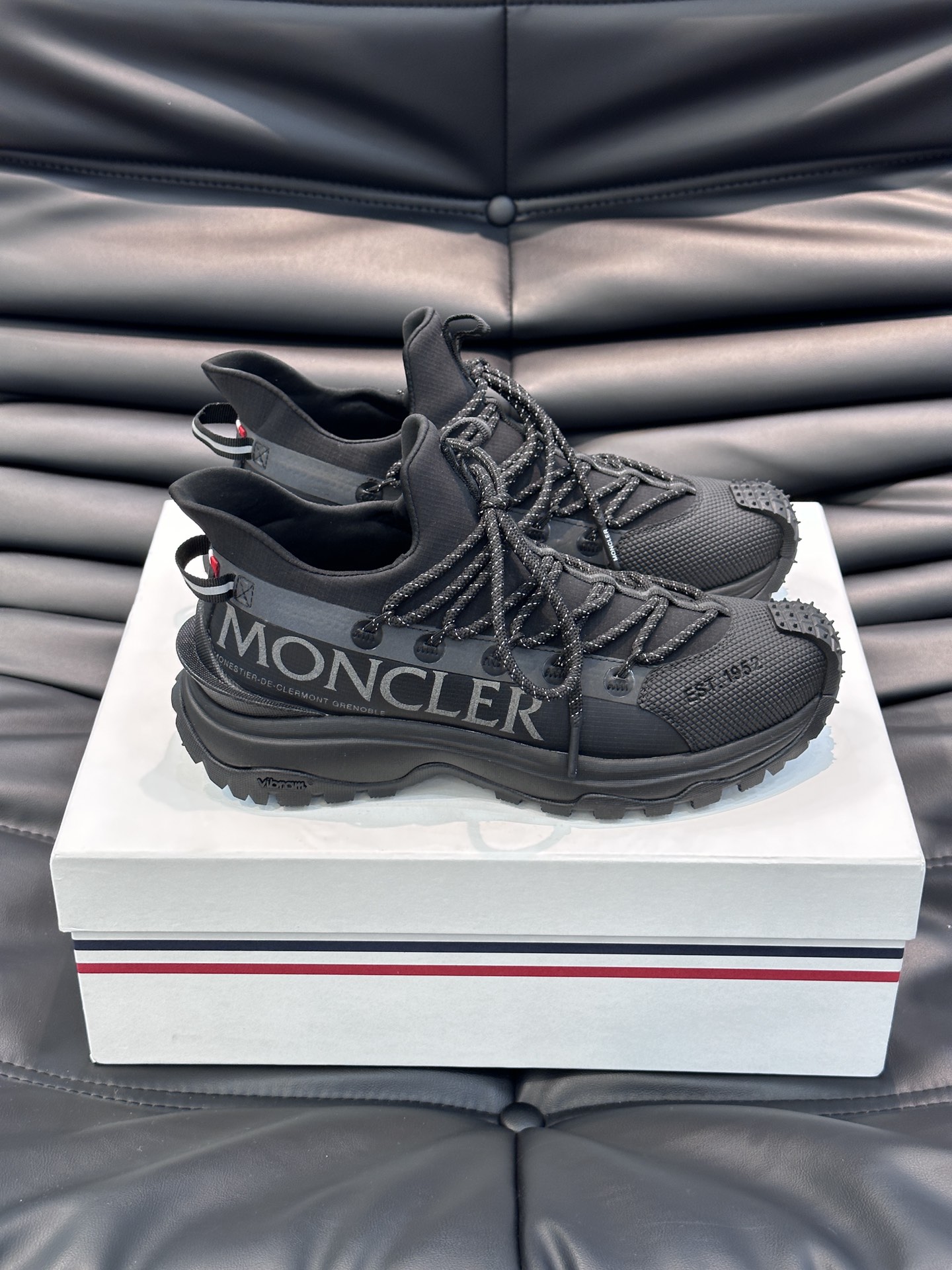 Moncler/蒙口男士户外系带运动鞋具有舒适防滑性能采用皮革和科技面料制成专为户外跑步或都市漫步而设兼