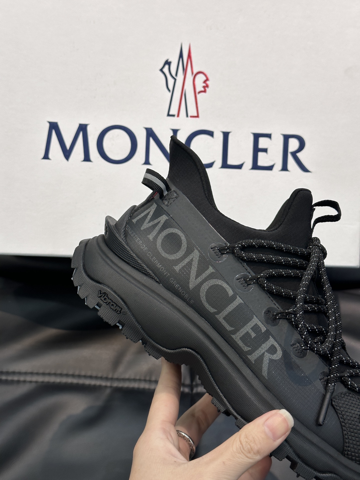 Moncler/蒙口男士户外系带运动鞋具有舒适防滑性能采用皮革和科技面料制成专为户外跑步或都市漫步而设兼