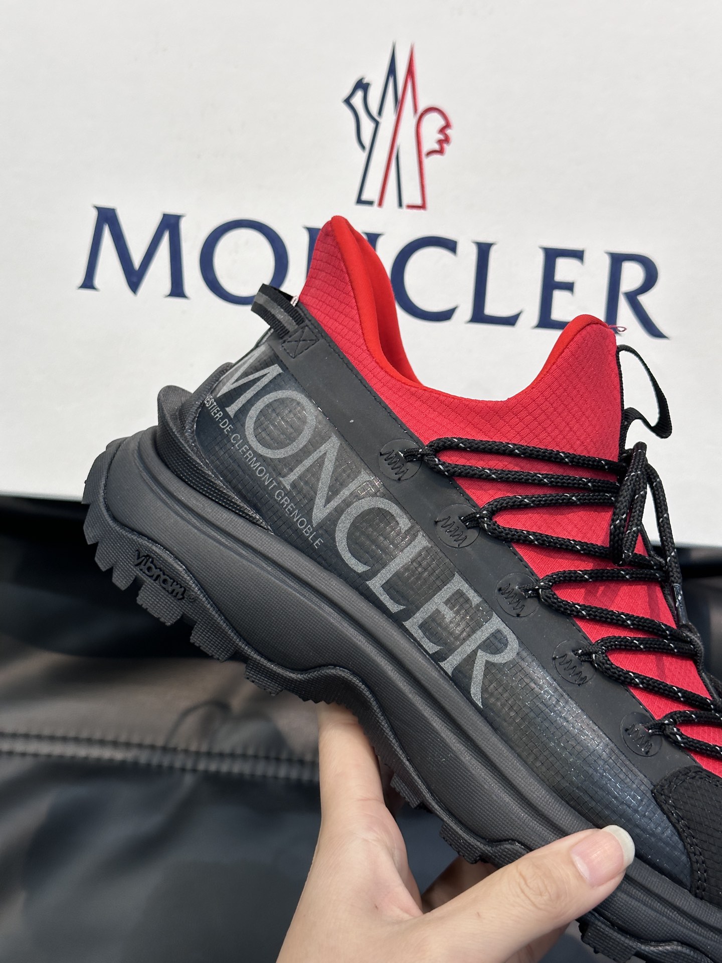 Moncler/蒙口男士户外系带运动鞋具有舒适防滑性能采用皮革和科技面料制成专为户外跑步或都市漫步而设兼