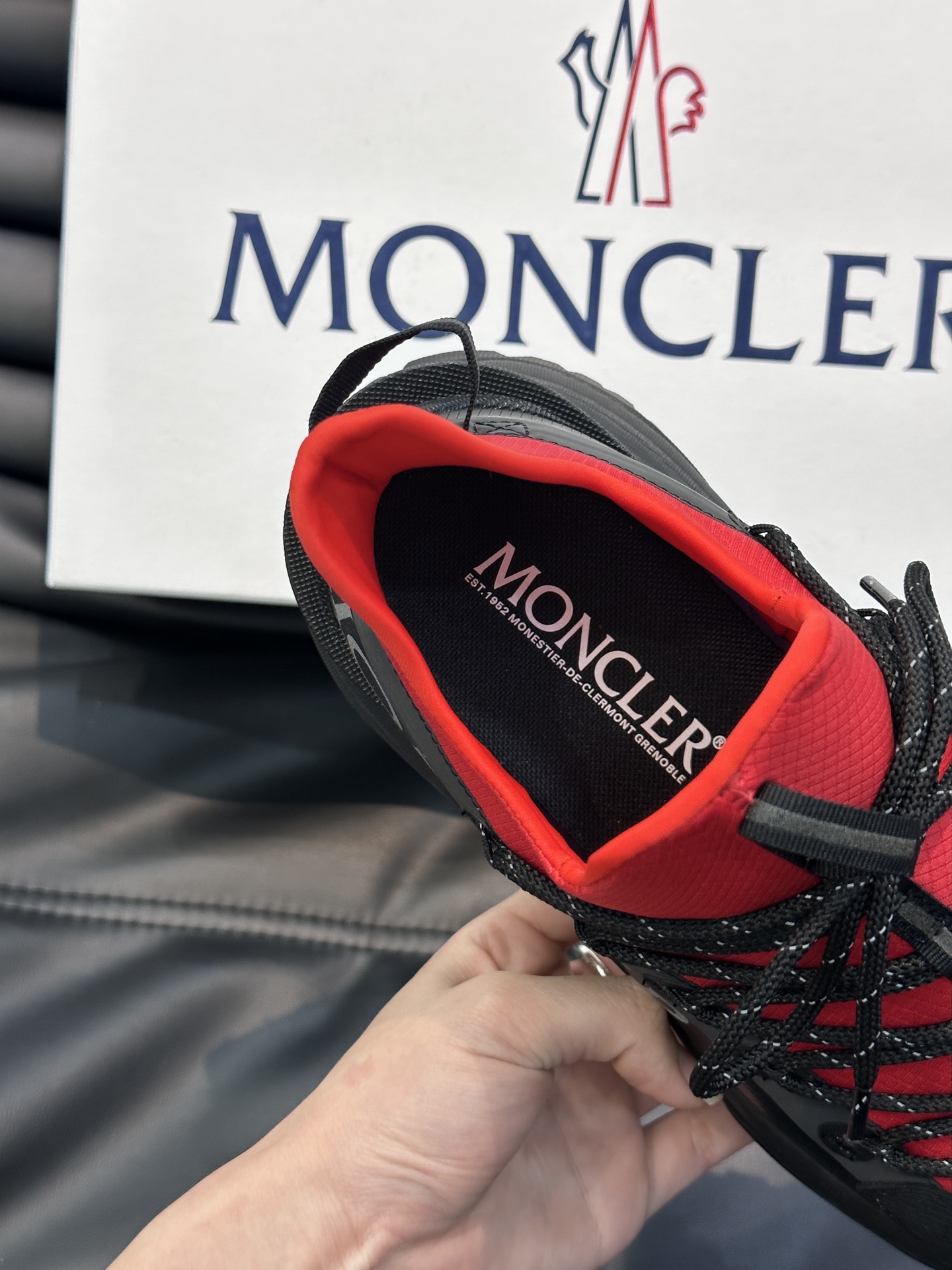 Moncler/蒙口男士户外系带运动鞋具有舒适防滑性能采用皮革和科技面料制成专为户外跑步或都市漫步而设兼