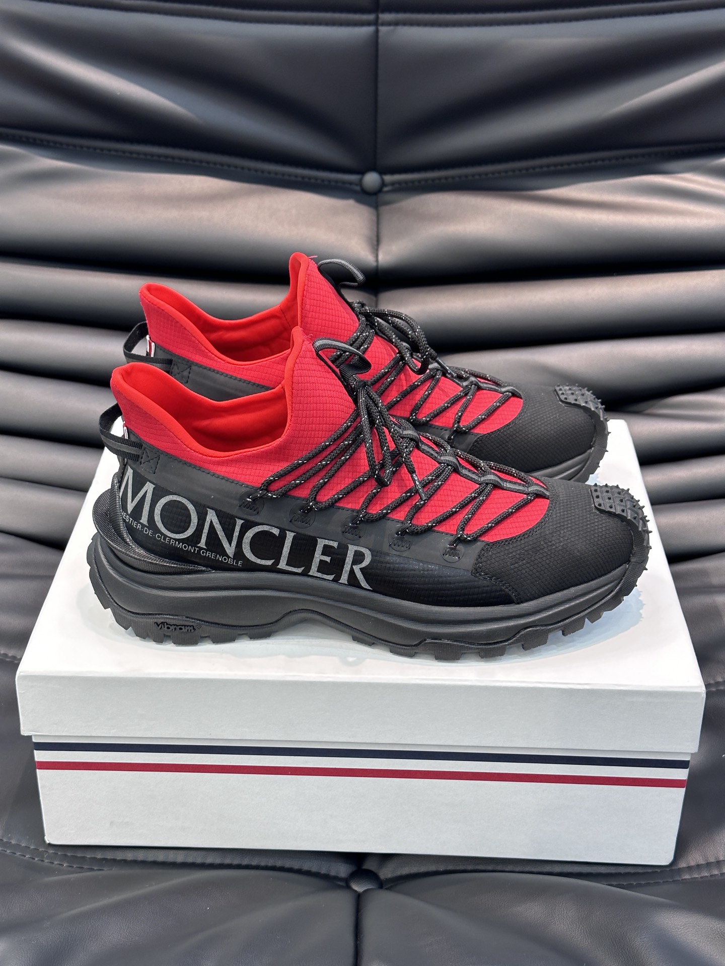 Moncler/蒙口男士户外系带运动鞋具有舒适防滑性能采用皮革和科技面料制成专为户外跑步或都市漫步而设兼