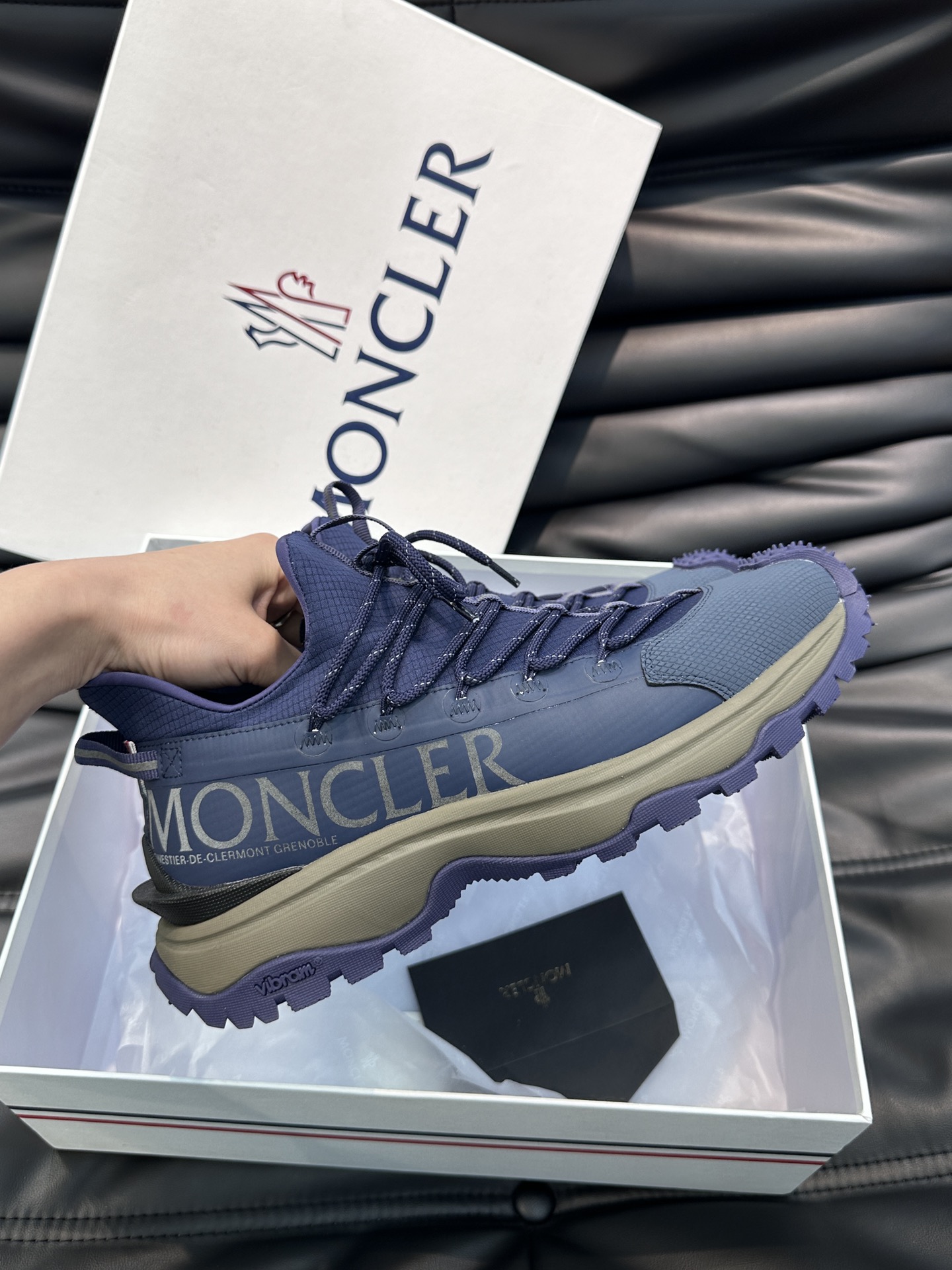 Moncler/蒙口男士户外系带运动鞋具有舒适防滑性能采用皮革和科技面料制成专为户外跑步或都市漫步而设兼