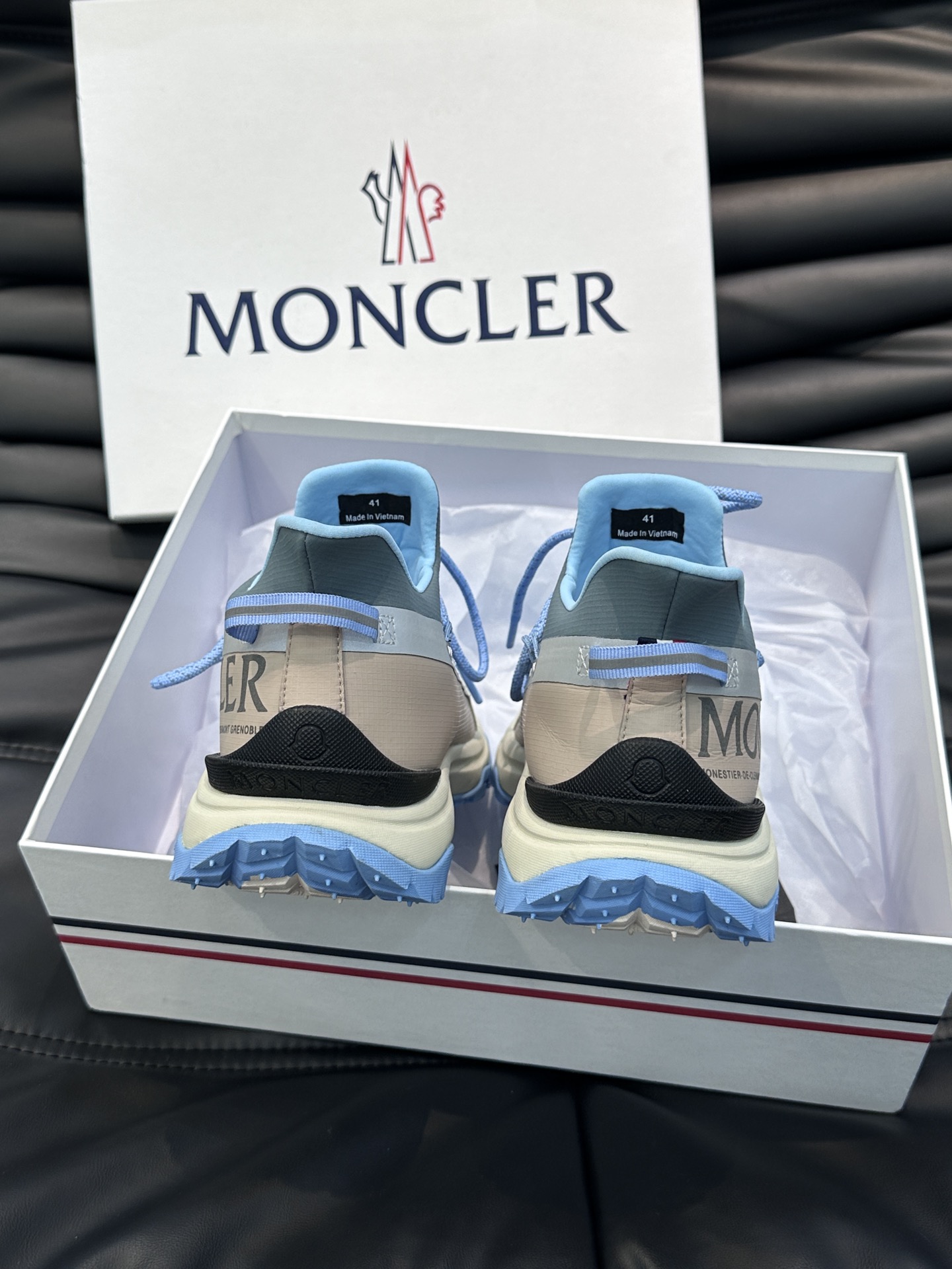 Moncler/蒙口男士户外系带运动鞋具有舒适防滑性能采用皮革和科技面料制成专为户外跑步或都市漫步而设兼