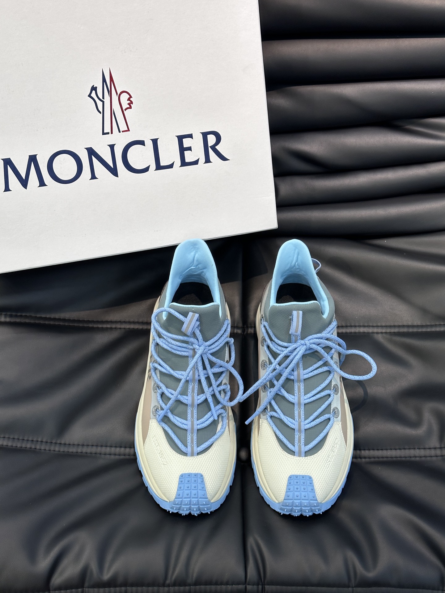 Moncler/蒙口男士户外系带运动鞋具有舒适防滑性能采用皮革和科技面料制成专为户外跑步或都市漫步而设兼