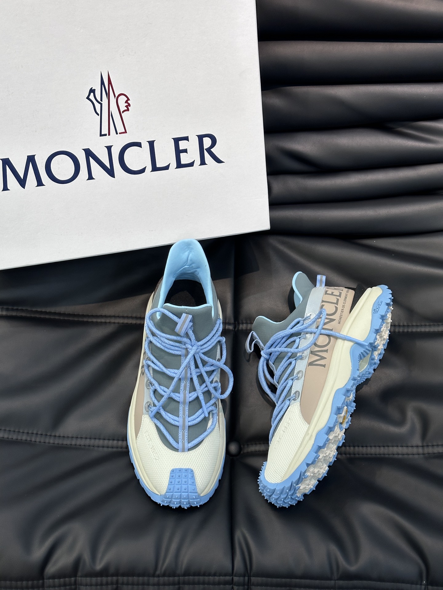 Moncler/蒙口男士户外系带运动鞋具有舒适防滑性能采用皮革和科技面料制成专为户外跑步或都市漫步而设兼