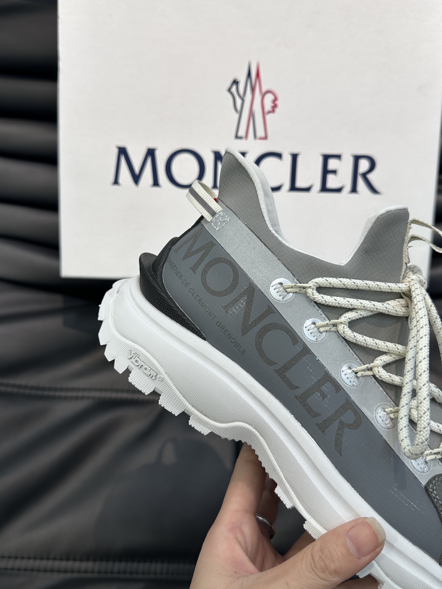 Moncler/蒙口男士户外系带运动鞋具有舒适防滑性能采用皮革和科技面料制成专为户外跑步或都市漫步而设兼