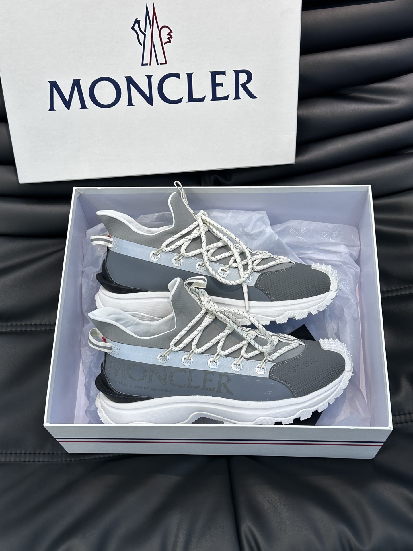 Moncler/蒙口男士户外系带运动鞋具有舒适防滑性能采用皮革和科技面料制成专为户外跑步或都市漫步而设兼