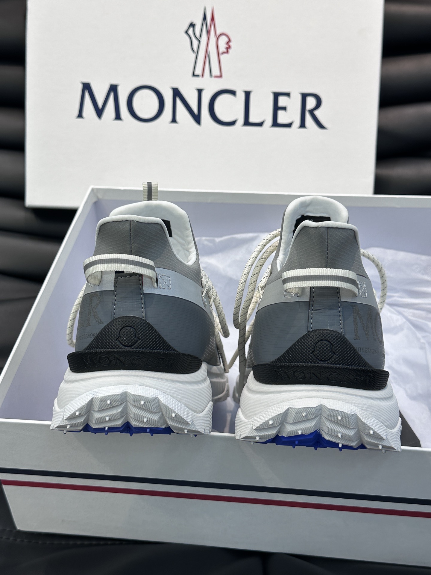 Moncler/蒙口男士户外系带运动鞋具有舒适防滑性能采用皮革和科技面料制成专为户外跑步或都市漫步而设兼