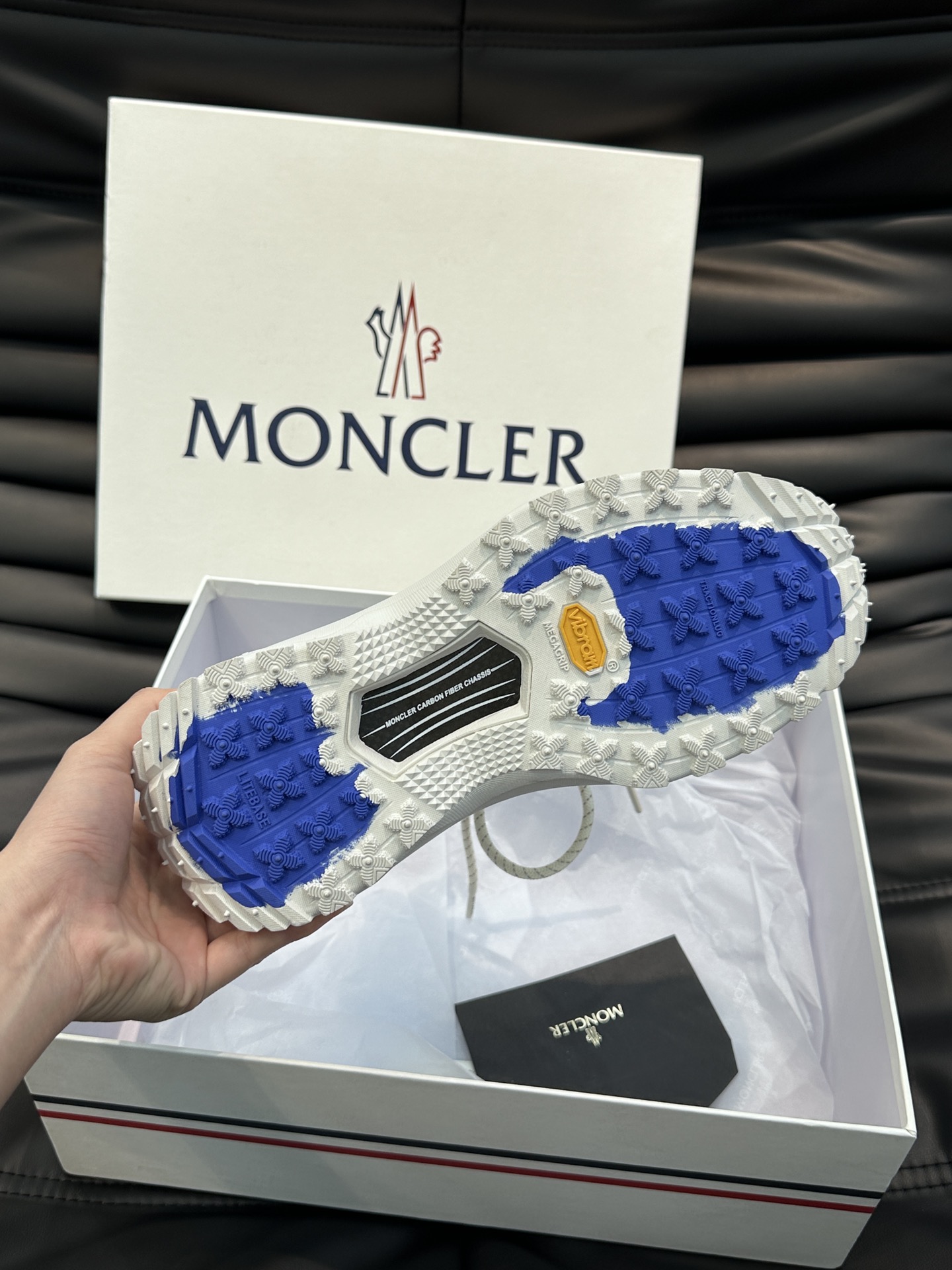 Moncler/蒙口男士户外系带运动鞋具有舒适防滑性能采用皮革和科技面料制成专为户外跑步或都市漫步而设兼