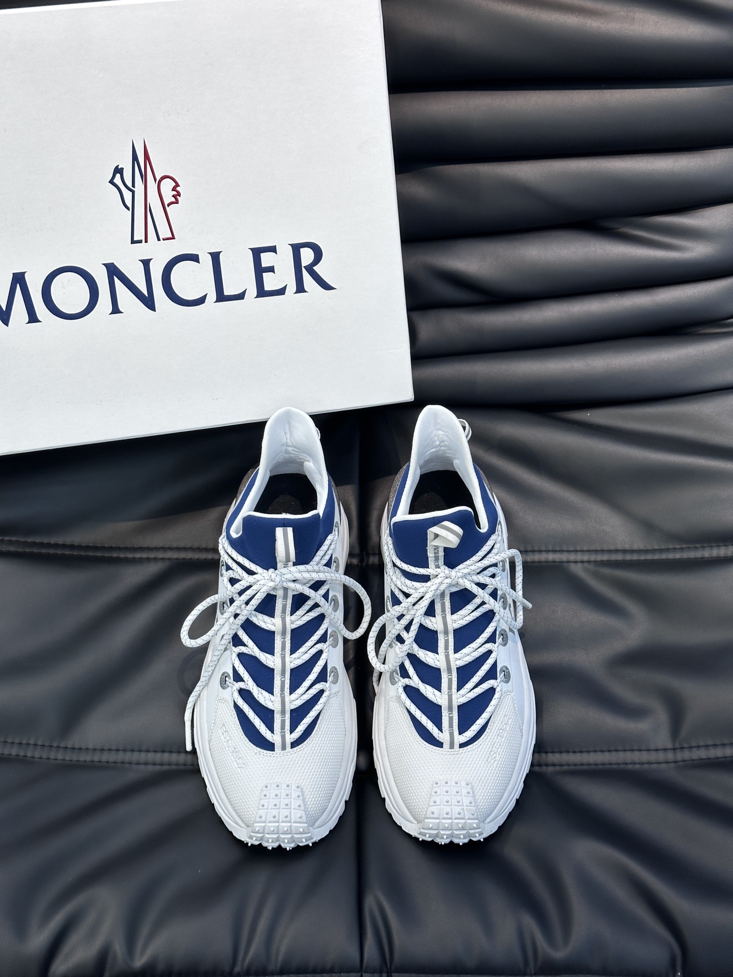 Moncler/蒙口男士户外系带运动鞋具有舒适防滑性能采用皮革和科技面料制成专为户外跑步或都市漫步而设兼