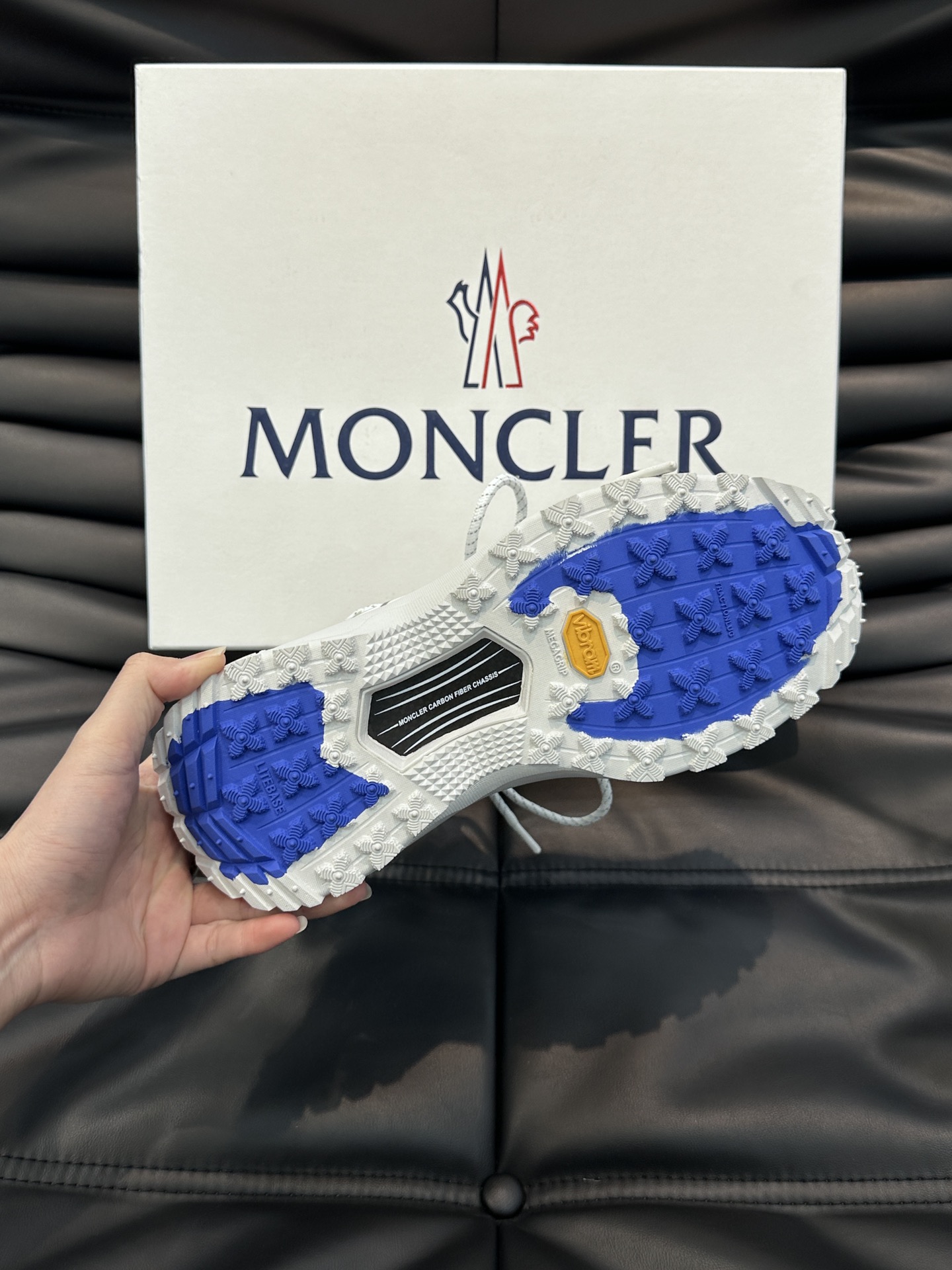 Moncler/蒙口男士户外系带运动鞋具有舒适防滑性能采用皮革和科技面料制成专为户外跑步或都市漫步而设兼