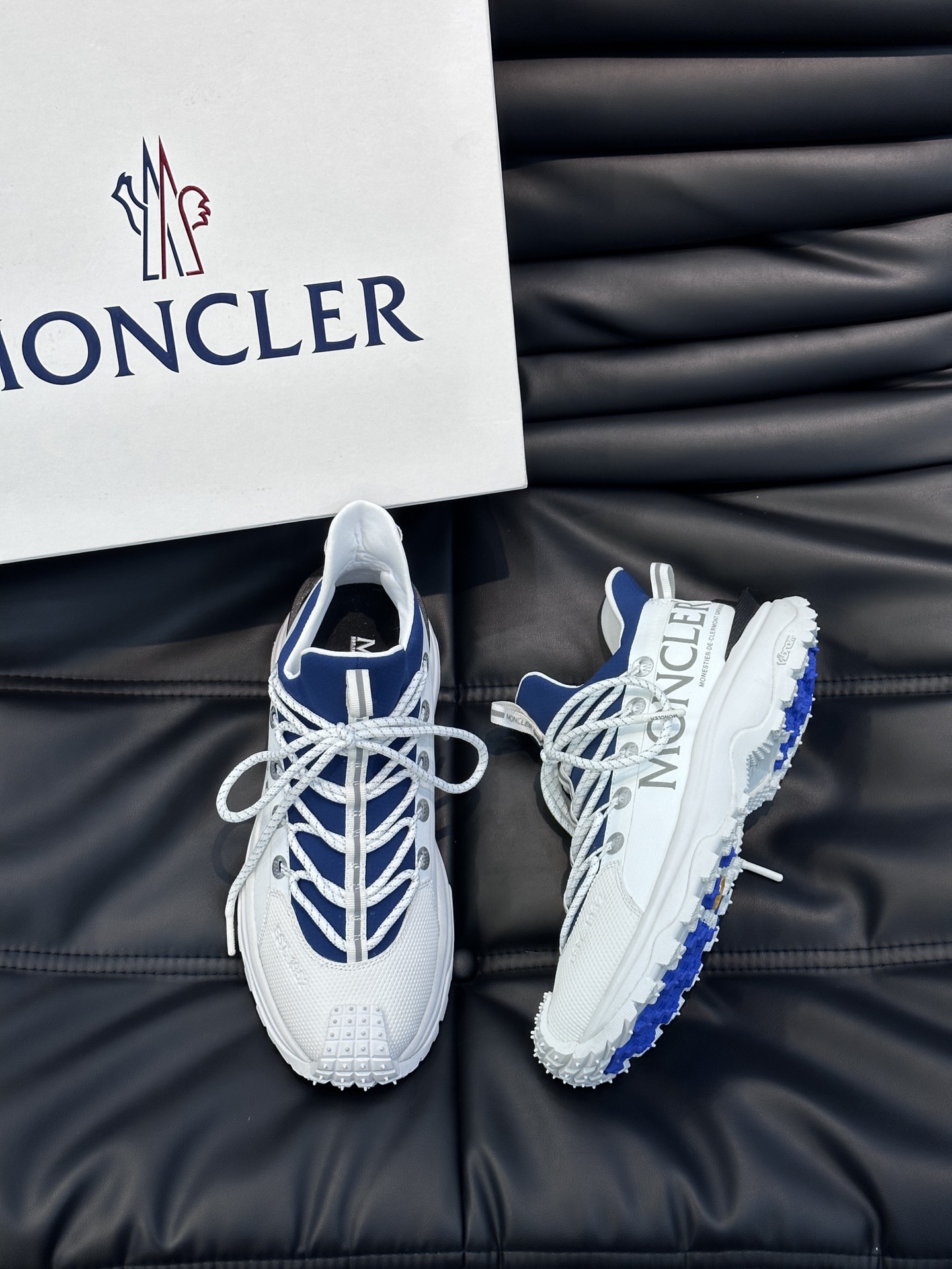 Moncler/蒙口男士户外系带运动鞋具有舒适防滑性能采用皮革和科技面料制成专为户外跑步或都市漫步而设兼