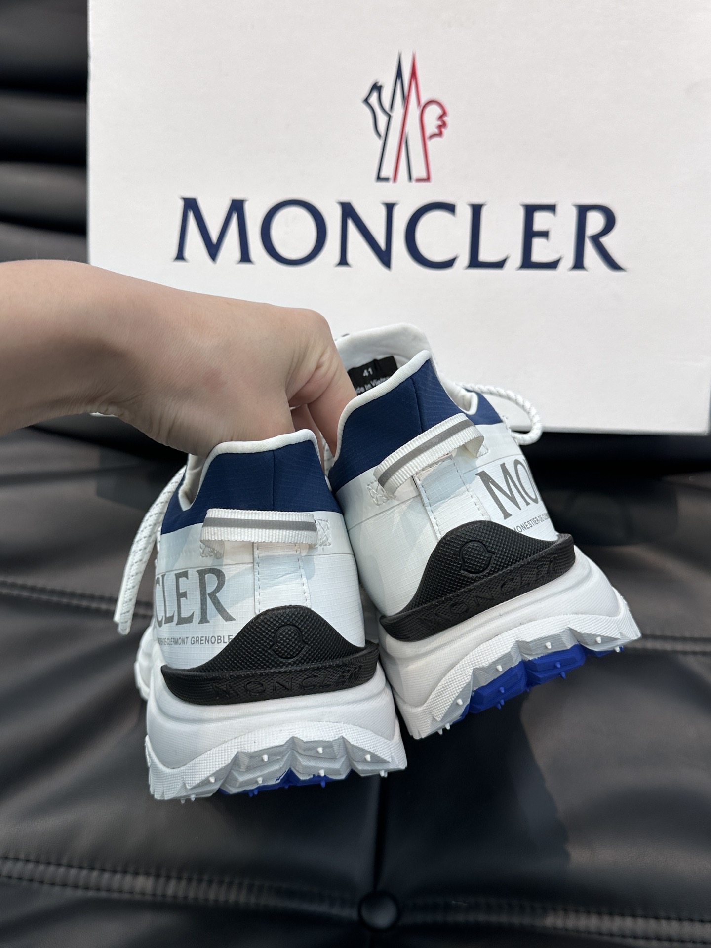 Moncler/蒙口男士户外系带运动鞋具有舒适防滑性能采用皮革和科技面料制成专为户外跑步或都市漫步而设兼