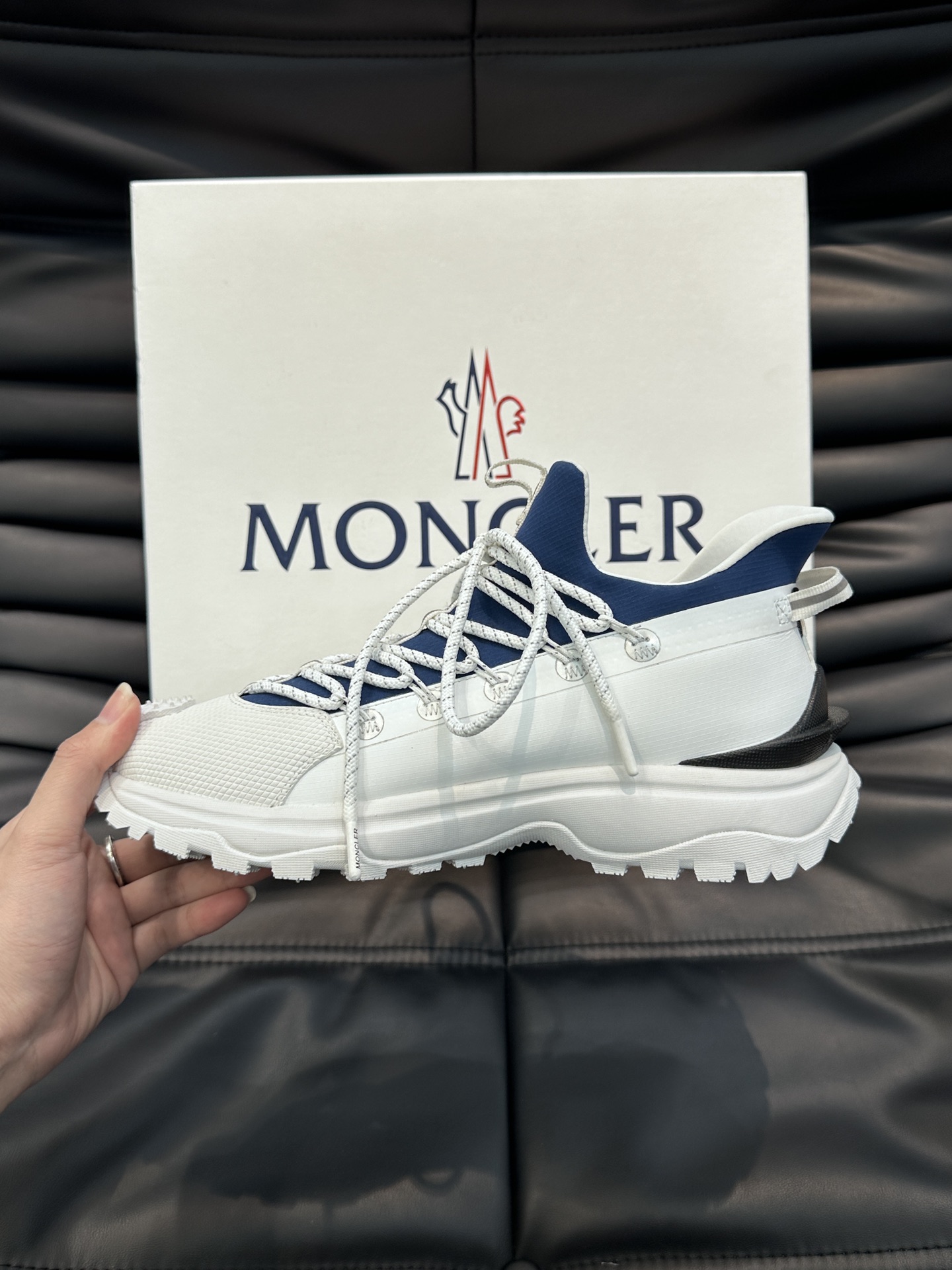 Moncler/蒙口男士户外系带运动鞋具有舒适防滑性能采用皮革和科技面料制成专为户外跑步或都市漫步而设兼