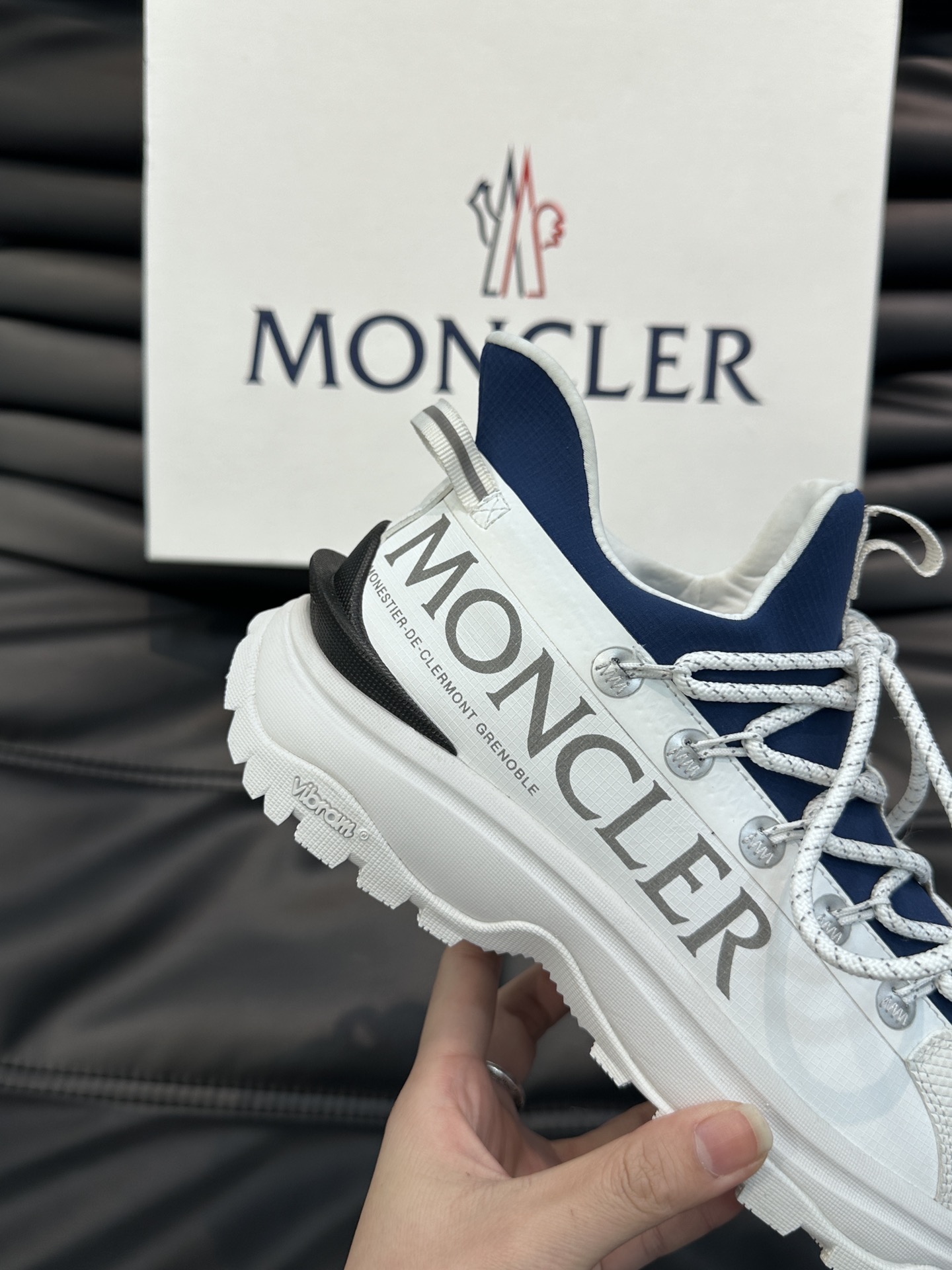 Moncler/蒙口男士户外系带运动鞋具有舒适防滑性能采用皮革和科技面料制成专为户外跑步或都市漫步而设兼