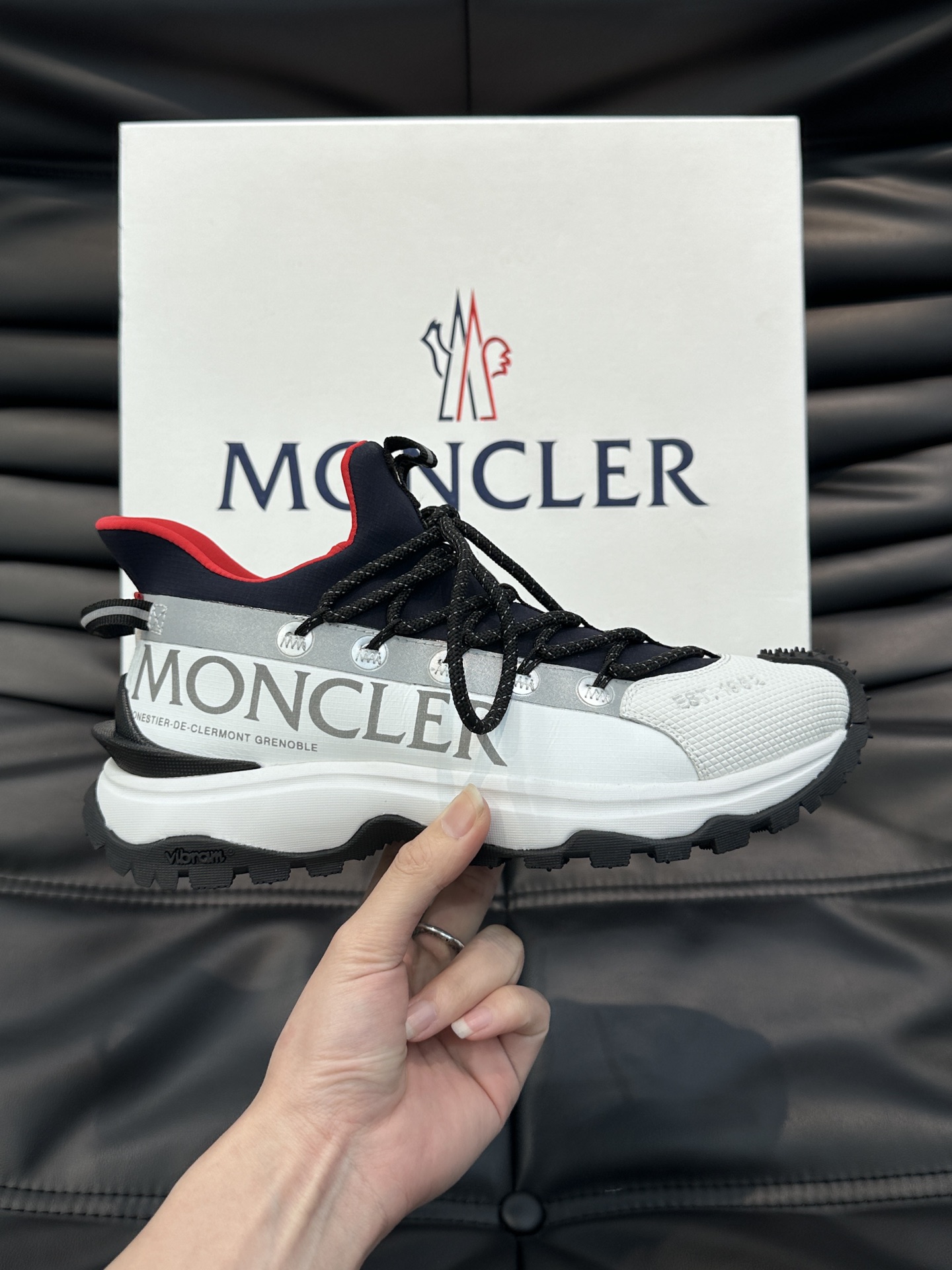 Moncler/蒙口男士户外系带运动鞋具有舒适防滑性能采用皮革和科技面料制成专为户外跑步或都市漫步而设兼