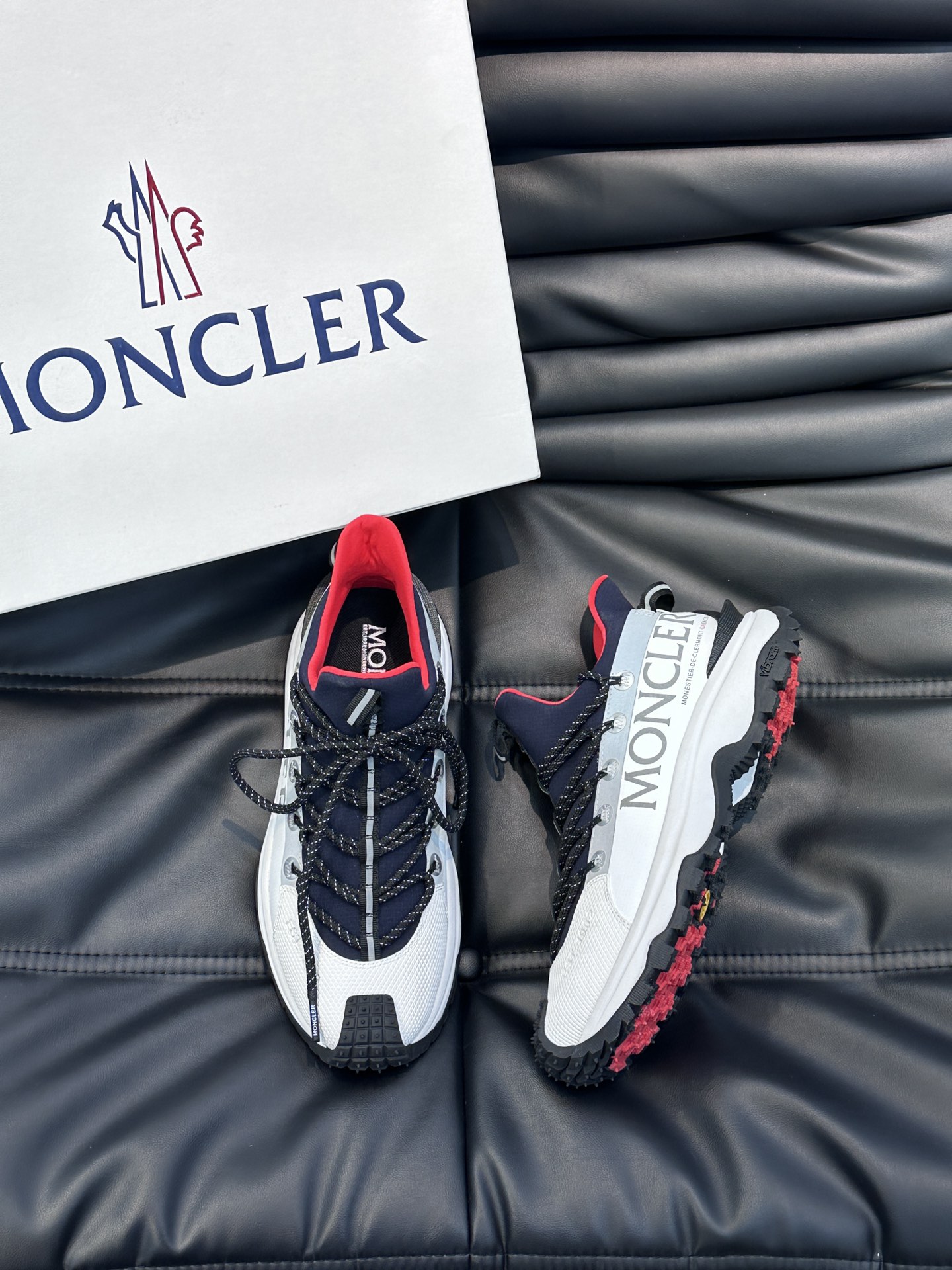 Moncler/蒙口男士户外系带运动鞋具有舒适防滑性能采用皮革和科技面料制成专为户外跑步或都市漫步而设兼