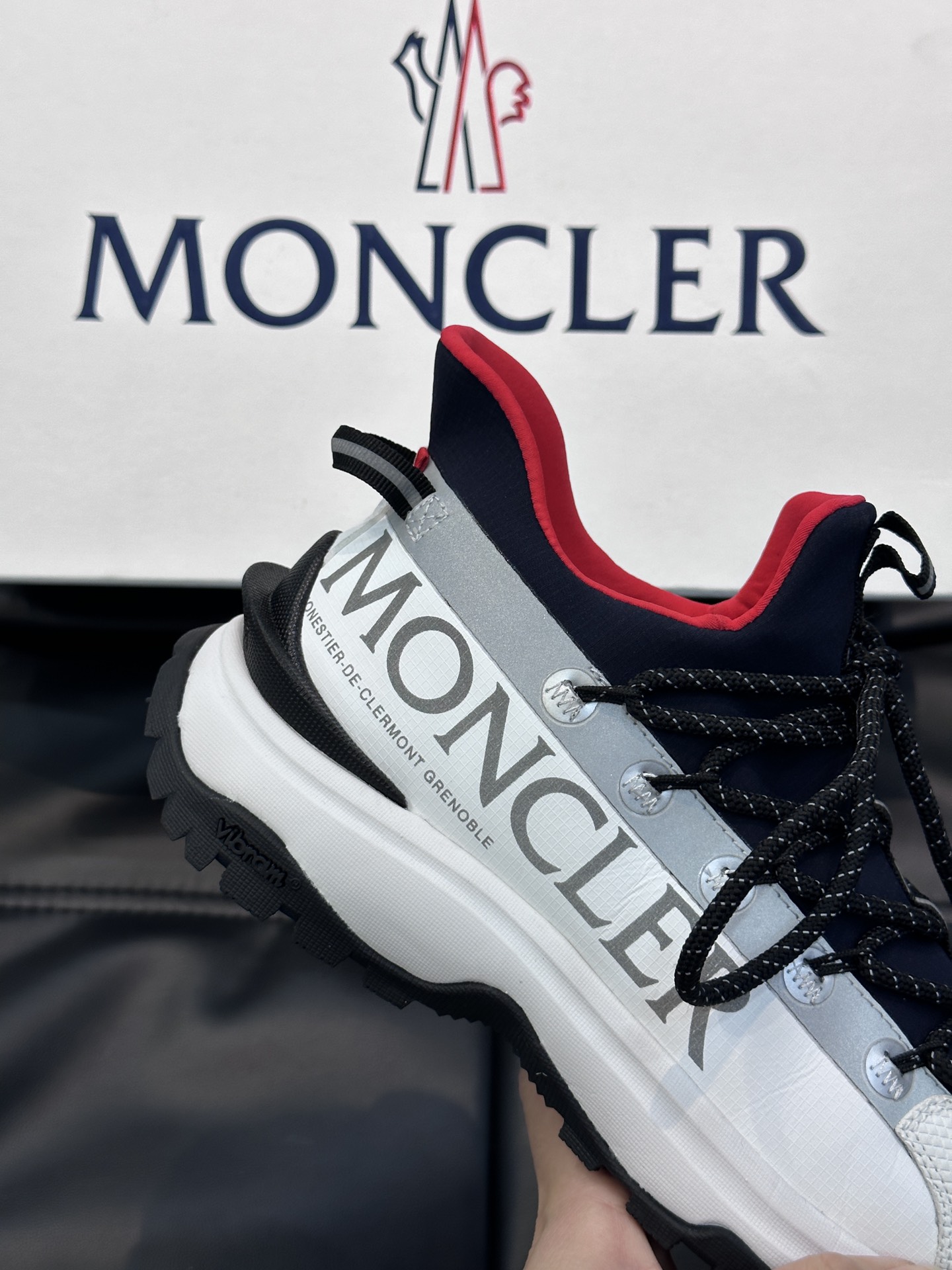 Moncler/蒙口男士户外系带运动鞋具有舒适防滑性能采用皮革和科技面料制成专为户外跑步或都市漫步而设兼