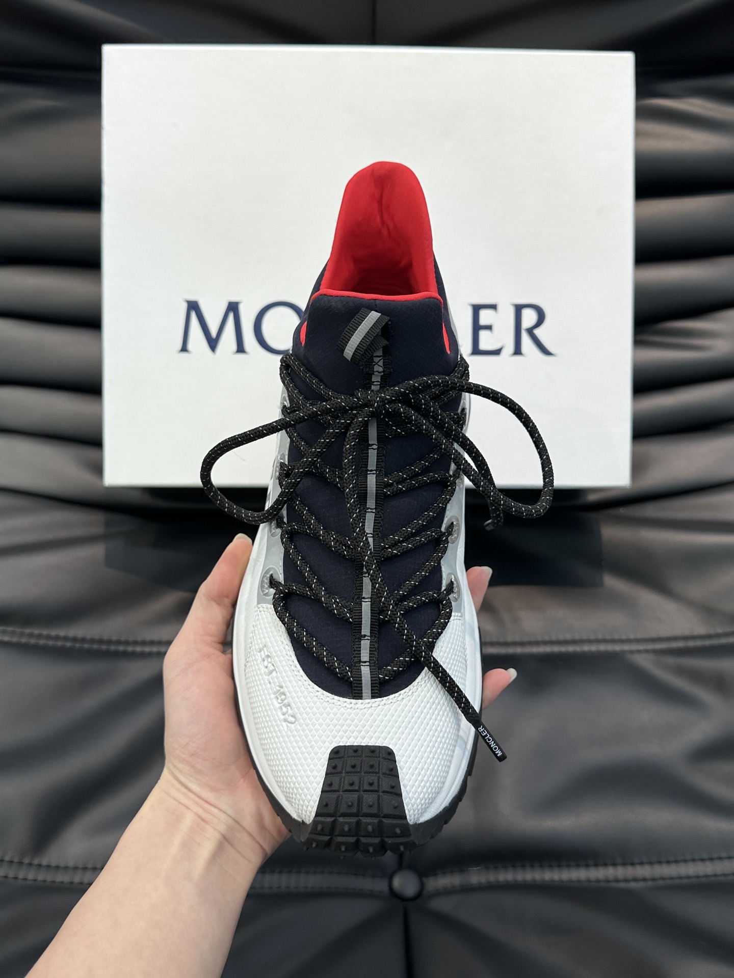 Moncler/蒙口男士户外系带运动鞋具有舒适防滑性能采用皮革和科技面料制成专为户外跑步或都市漫步而设兼