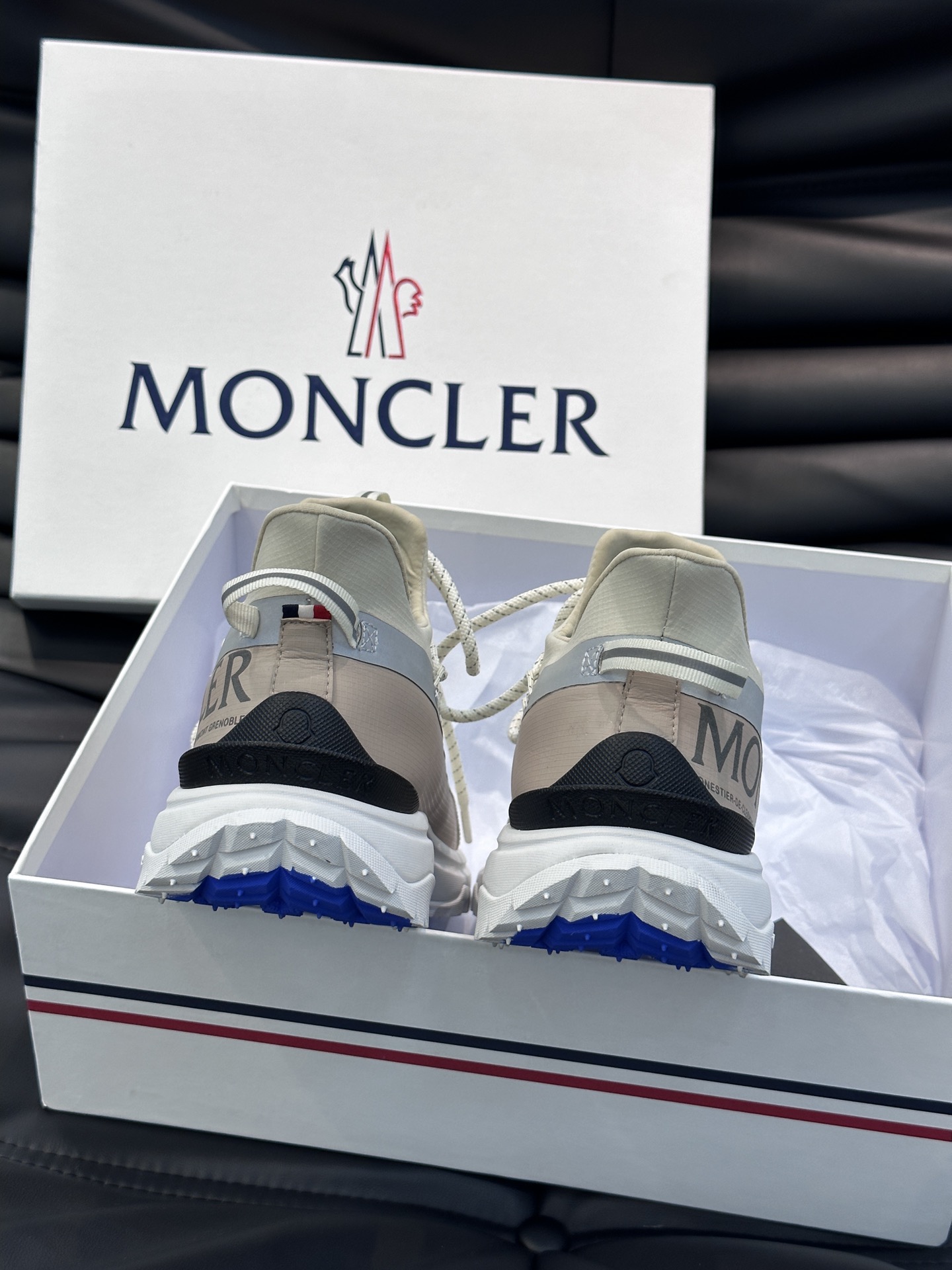 Moncler/蒙口男士户外系带运动鞋具有舒适防滑性能采用皮革和科技面料制成专为户外跑步或都市漫步而设兼