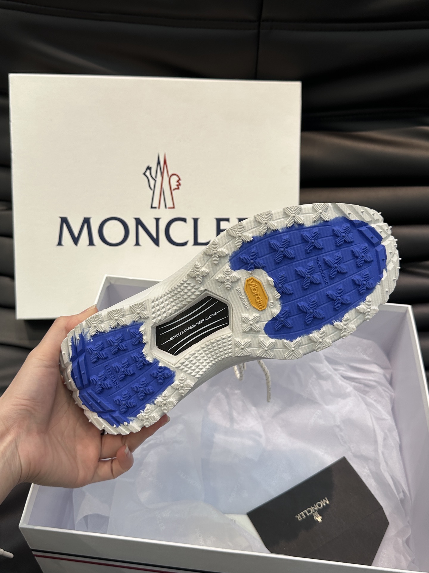 Moncler/蒙口男士户外系带运动鞋具有舒适防滑性能采用皮革和科技面料制成专为户外跑步或都市漫步而设兼