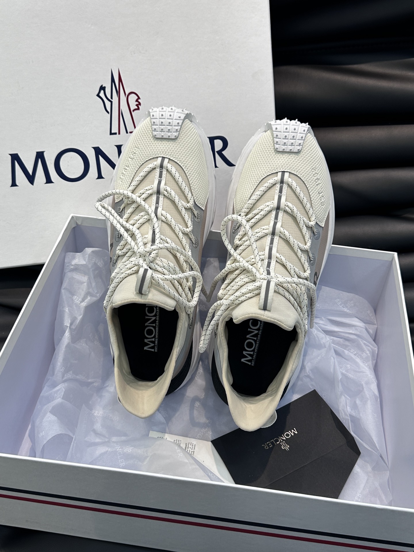 Moncler/蒙口男士户外系带运动鞋具有舒适防滑性能采用皮革和科技面料制成专为户外跑步或都市漫步而设兼