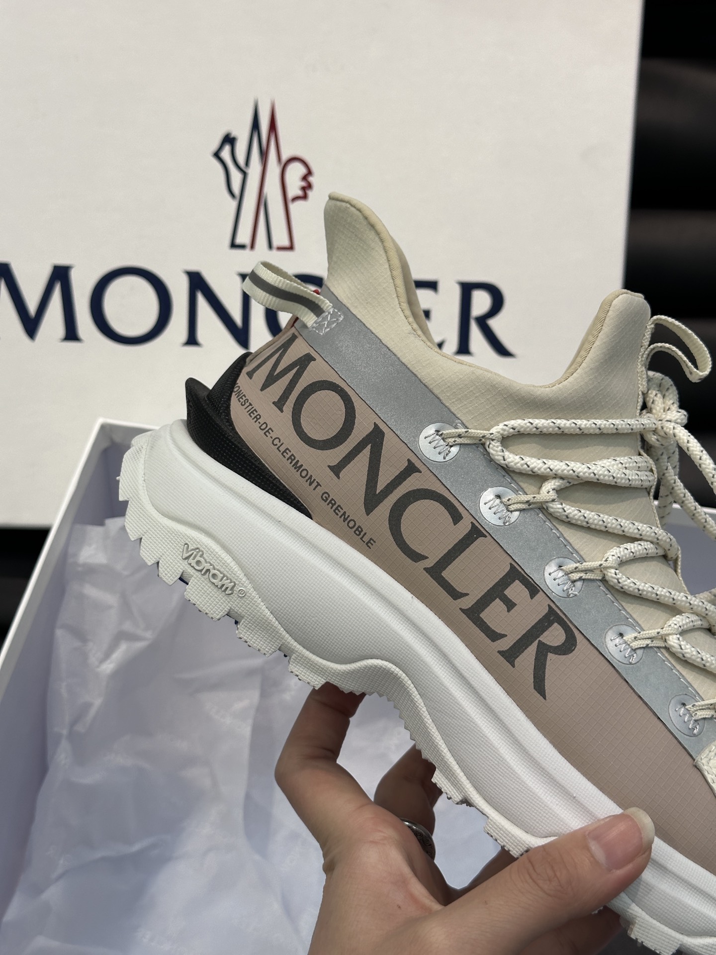 Moncler/蒙口男士户外系带运动鞋具有舒适防滑性能采用皮革和科技面料制成专为户外跑步或都市漫步而设兼