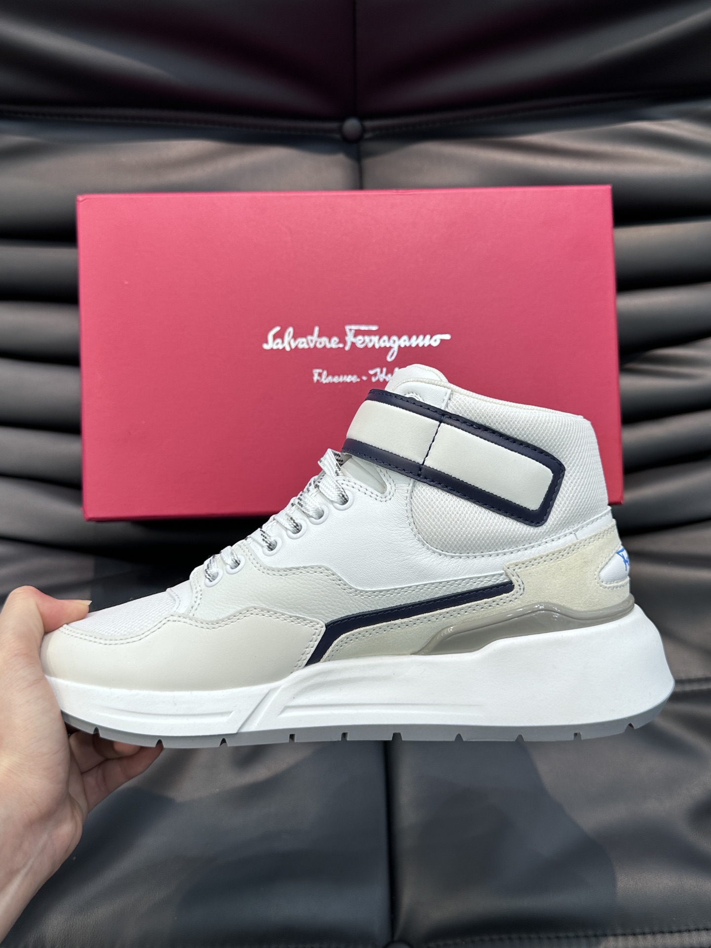 Ferragamo/菲拉新款男士高帮厚底休闲运动鞋这款高帮厚底休闲鞋以90年代风格为灵感满蕴现代都会气息