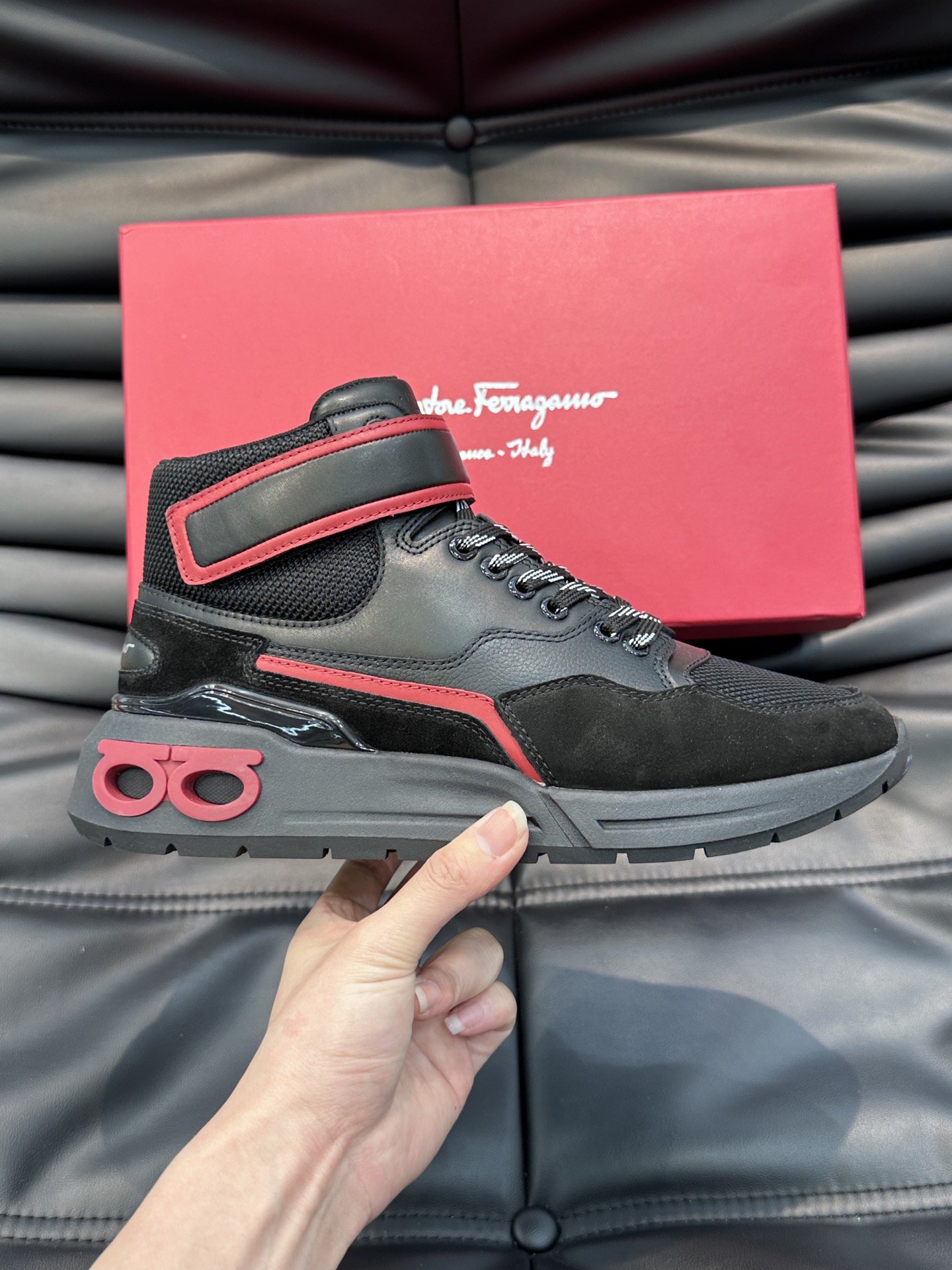 Ferragamo/菲拉新款男士高帮厚底休闲运动鞋这款高帮厚底休闲鞋以90年代风格为灵感满蕴现代都会气息