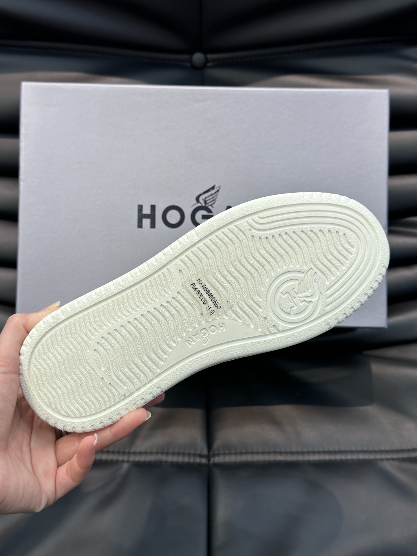 Hogan/霍根H630系列新款拼色运动鞋这款运动鞋汲取复古元素糅合篮球运动设计和品牌传统风格牛皮拼接色