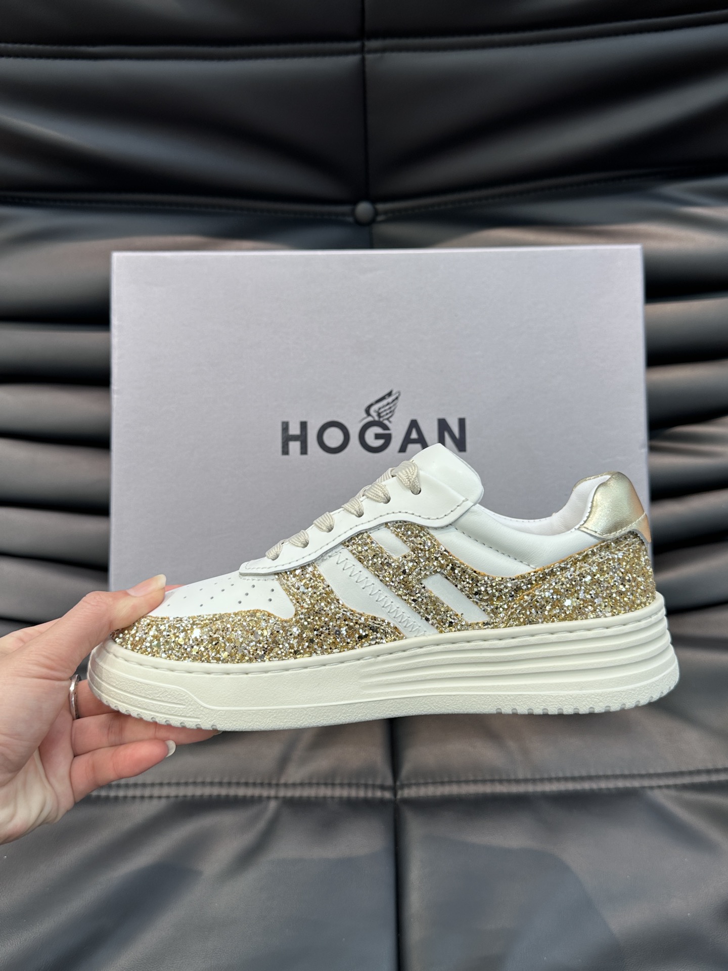 Hogan/霍根H630系列新款拼色运动鞋这款运动鞋汲取复古元素糅合篮球运动设计和品牌传统风格牛皮拼接色