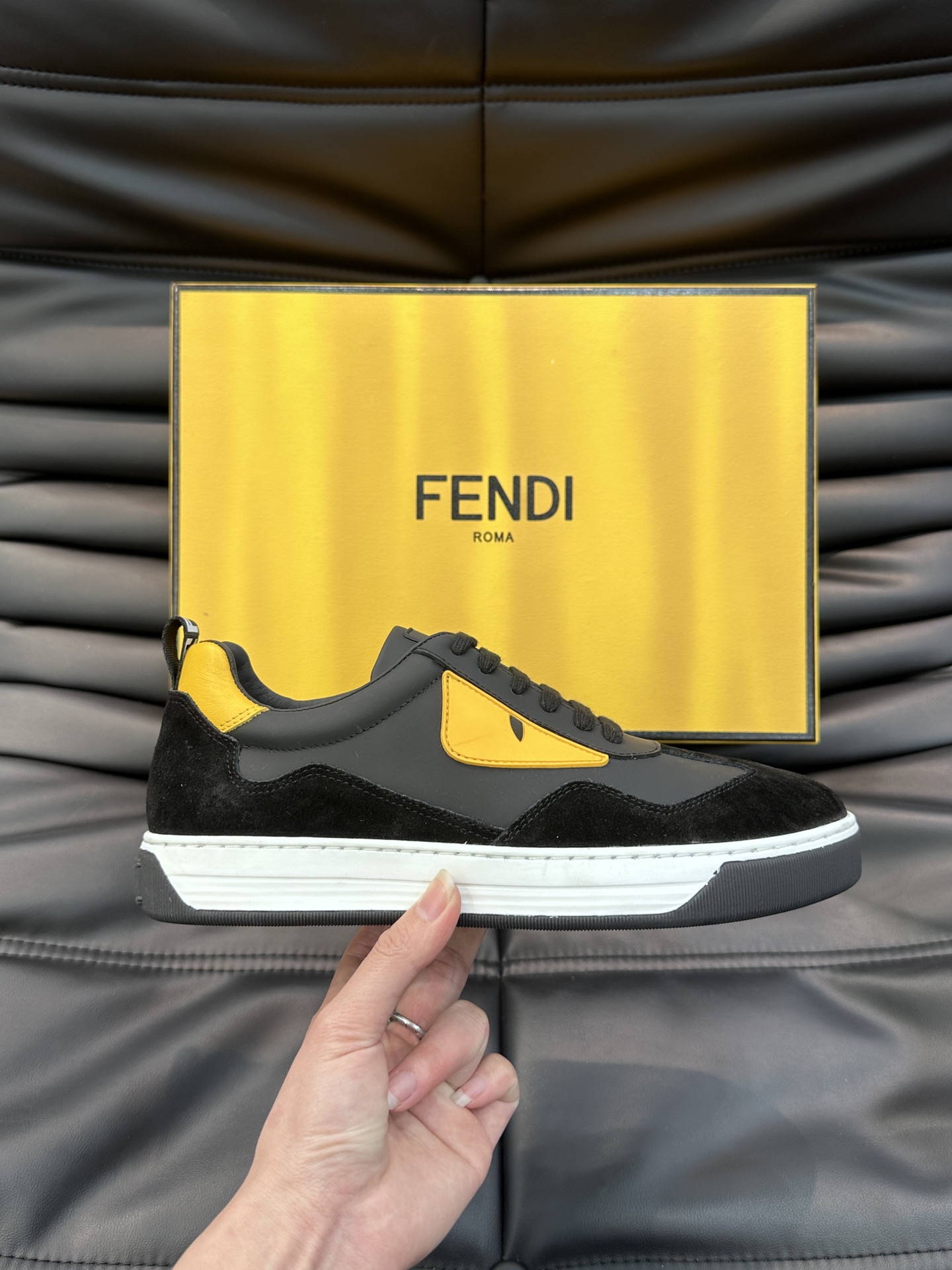 FEND*男士系带休闲运动鞋经典小怪兽系列头层牛皮打造橡胶鞋底后跟处带FENDI品牌logo字样时尚百搭