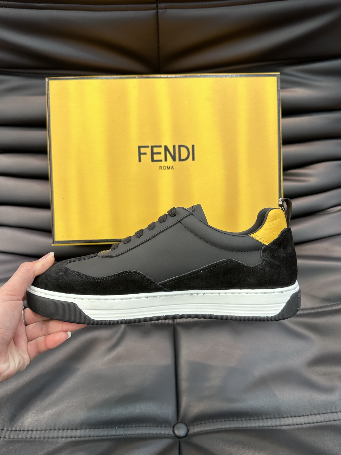 FEND*男士系带休闲运动鞋经典小怪兽系列头层牛皮打造橡胶鞋底后跟处带FENDI品牌logo字样时尚百搭