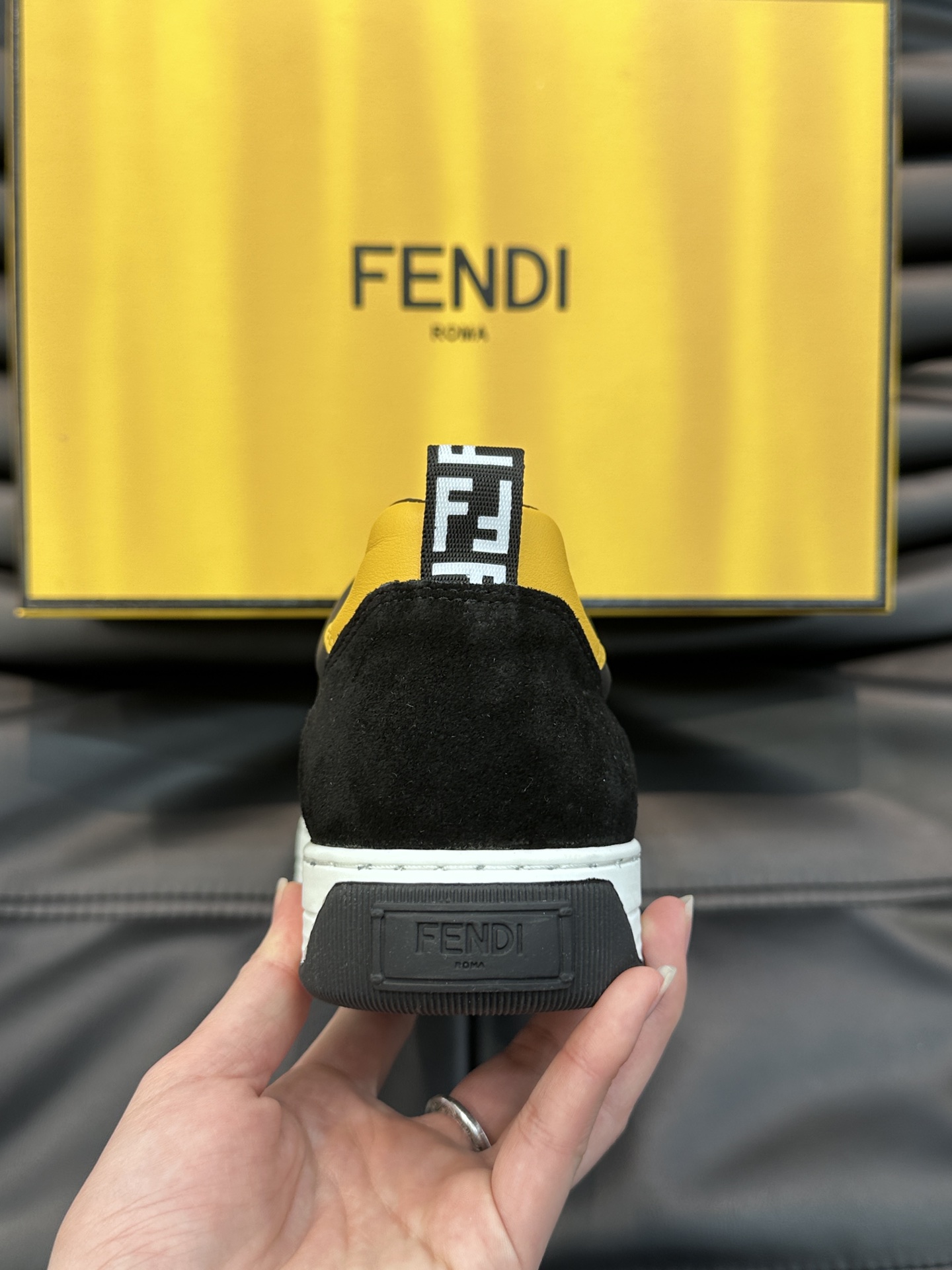 FEND*男士系带休闲运动鞋经典小怪兽系列头层牛皮打造橡胶鞋底后跟处带FENDI品牌logo字样时尚百搭