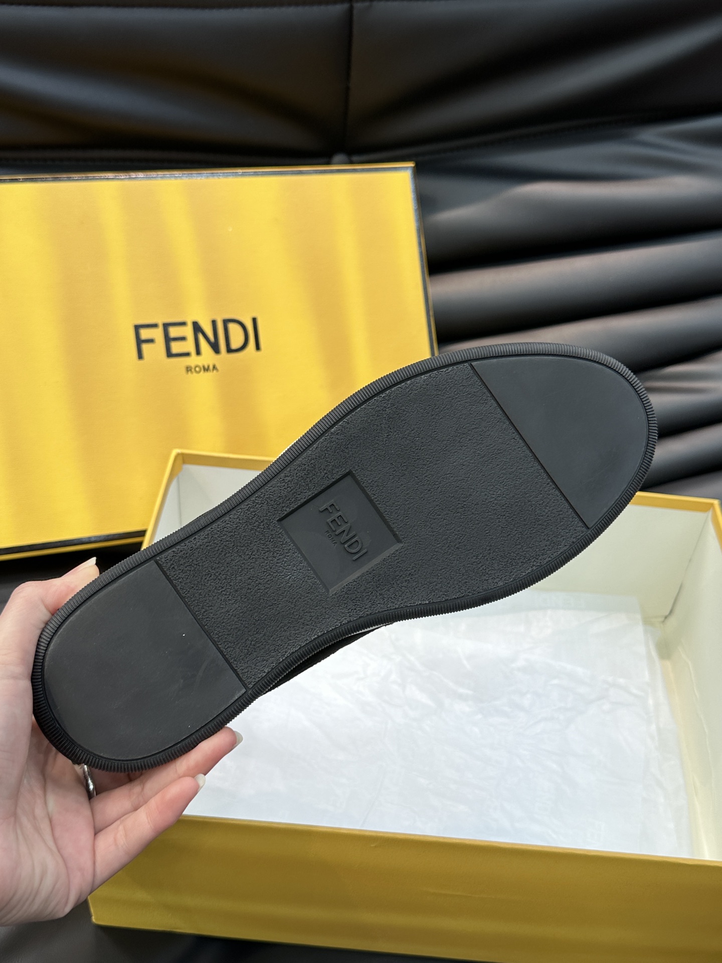 FEND*男士系带休闲运动鞋经典小怪兽系列头层牛皮打造橡胶鞋底后跟处带FENDI品牌logo字样时尚百搭