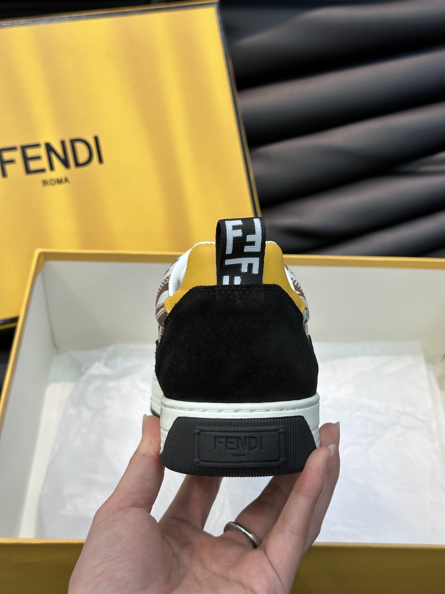 FEND*男士系带休闲运动鞋经典小怪兽系列头层牛皮打造橡胶鞋底后跟处带FENDI品牌logo字样时尚百搭