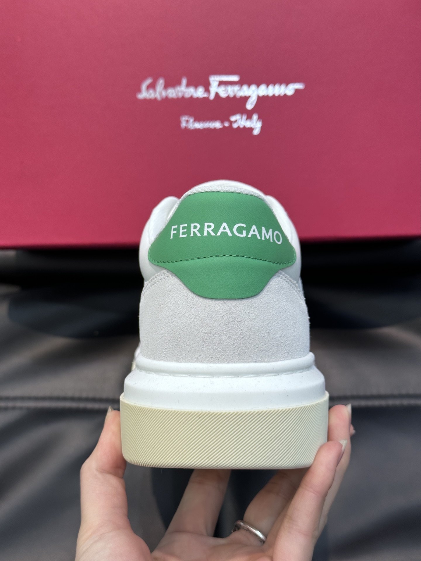 Ferragamo/菲拉格慕新款男士GANCINI轮廓低帮休闲鞋这款低帮休闲鞋选用麂皮及小牛皮皮革制造其