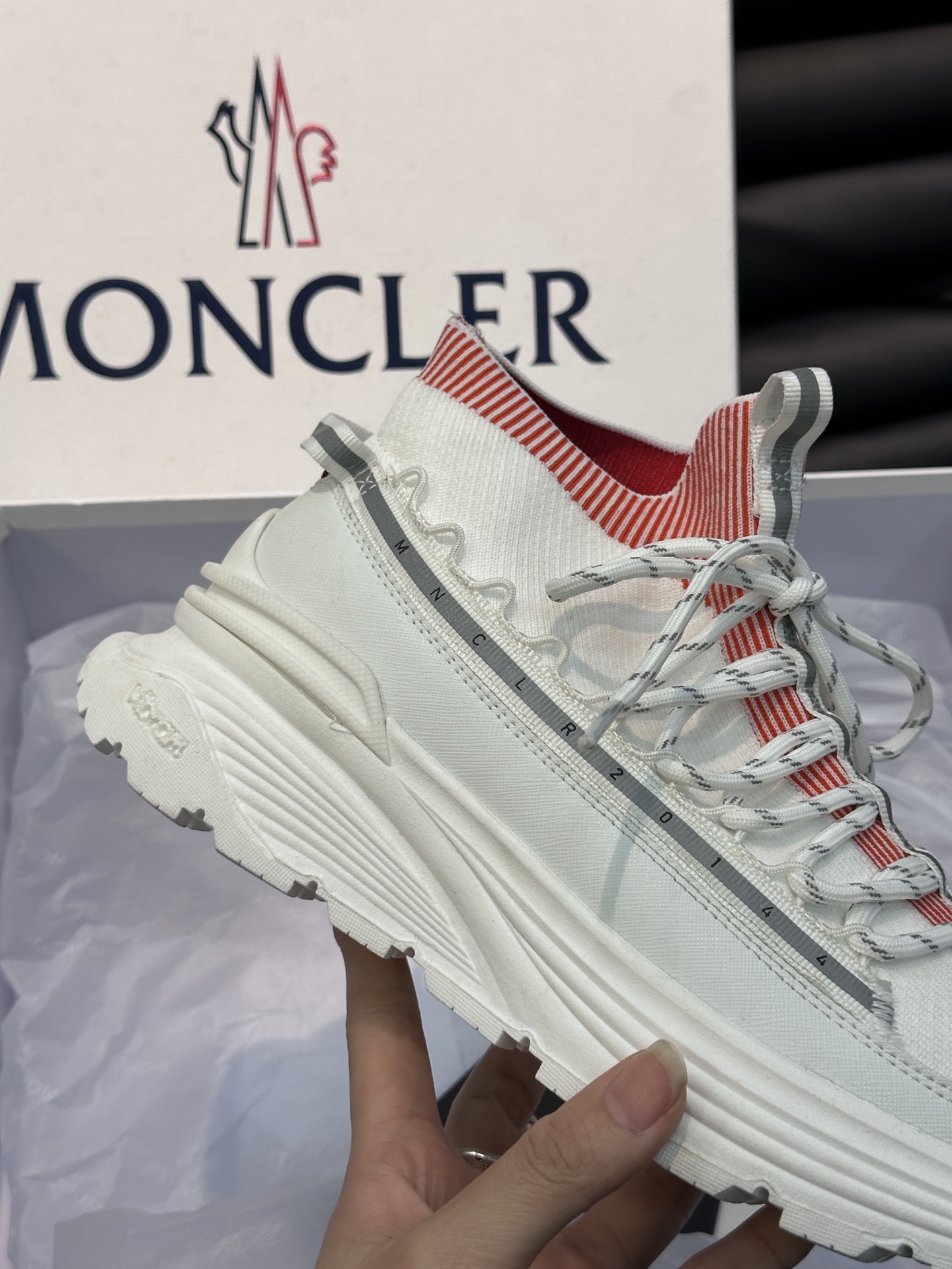 Moncler/蒙口男士系带休闲运动鞋具有舒适防滑性能采用一体成型进口飞织科技面料制成兼备创新功能性与图