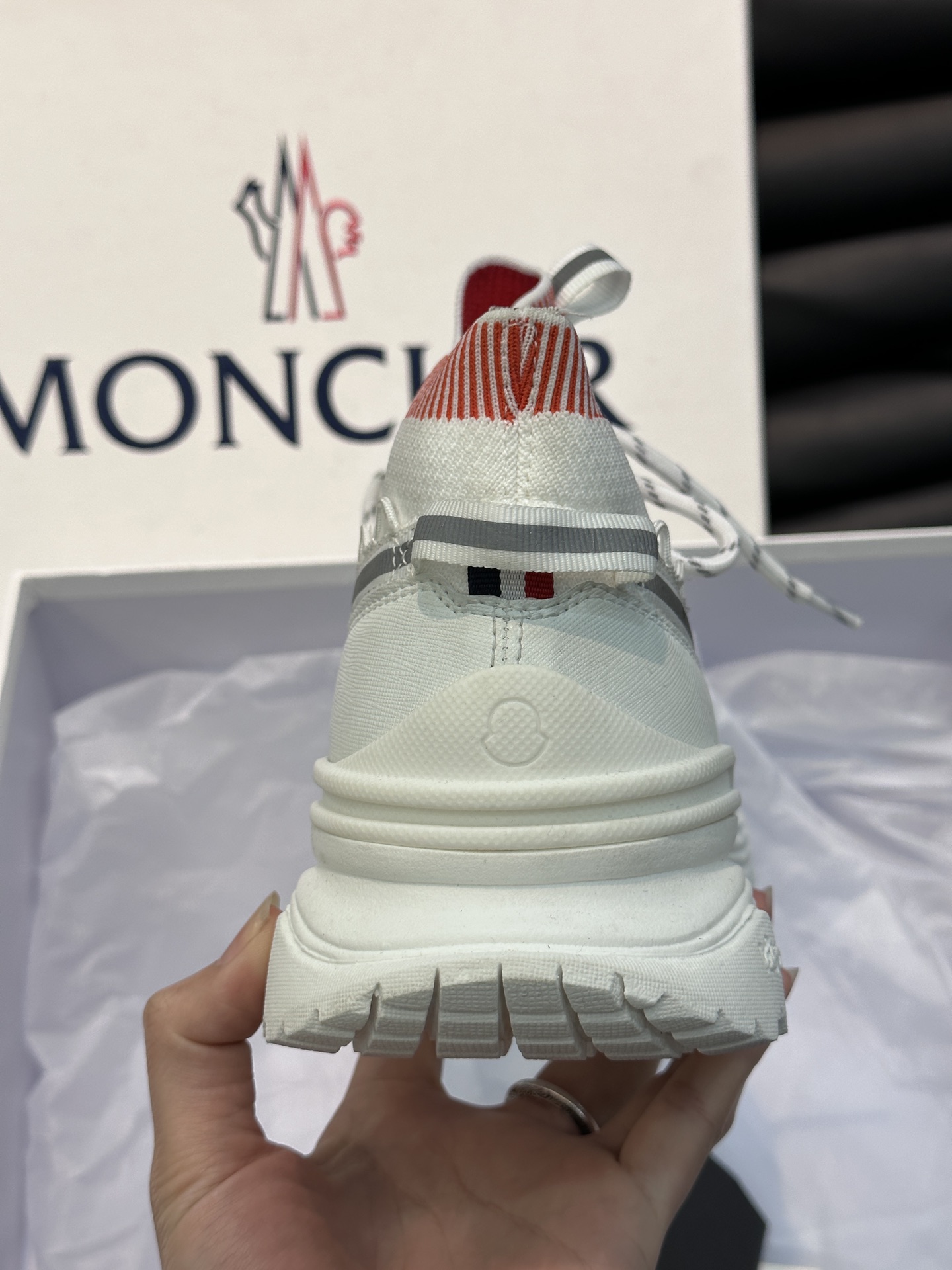 Moncler/蒙口男士系带休闲运动鞋具有舒适防滑性能采用一体成型进口飞织科技面料制成兼备创新功能性与图