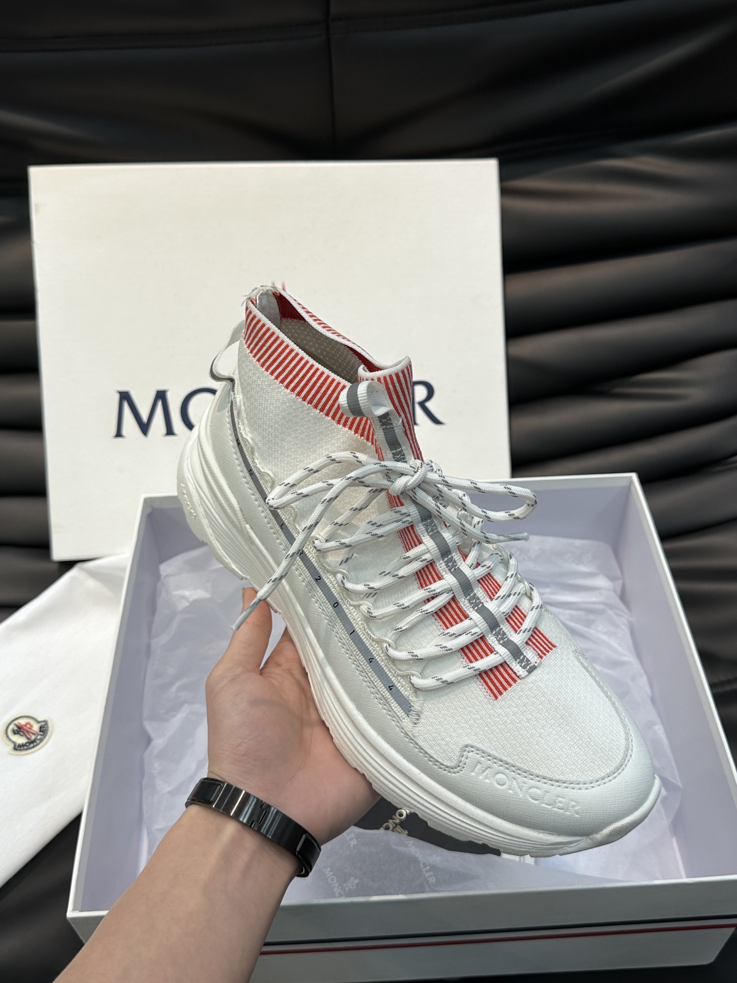 Moncler/蒙口男士系带休闲运动鞋具有舒适防滑性能采用一体成型进口飞织科技面料制成兼备创新功能性与图