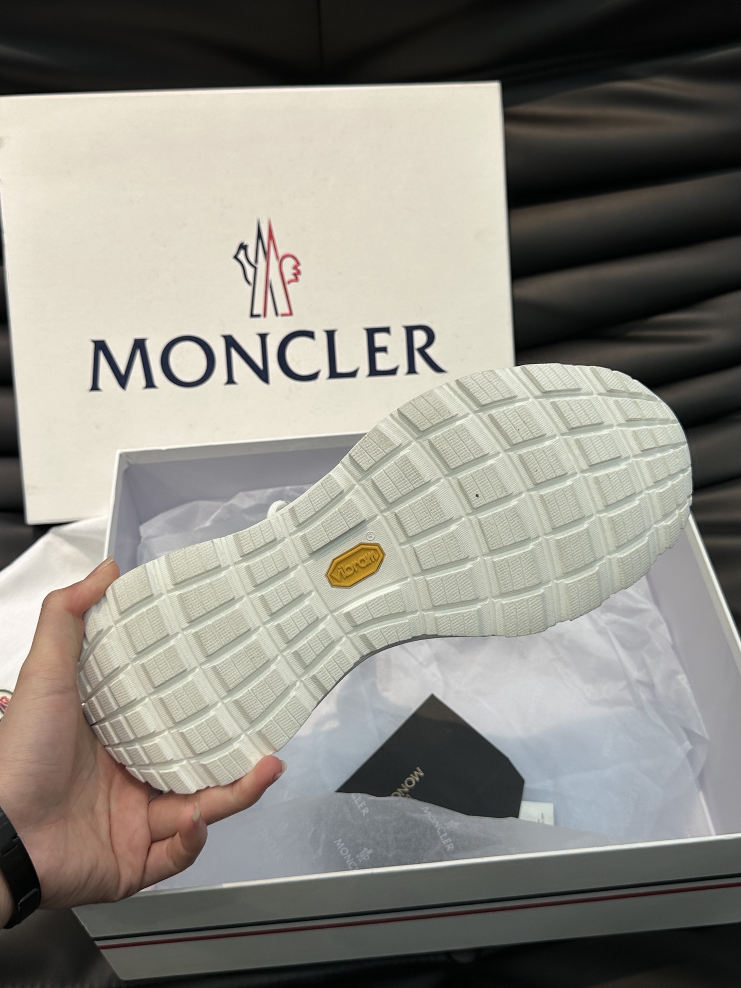 Moncler/蒙口男士系带休闲运动鞋具有舒适防滑性能采用一体成型进口飞织科技面料制成兼备创新功能性与图