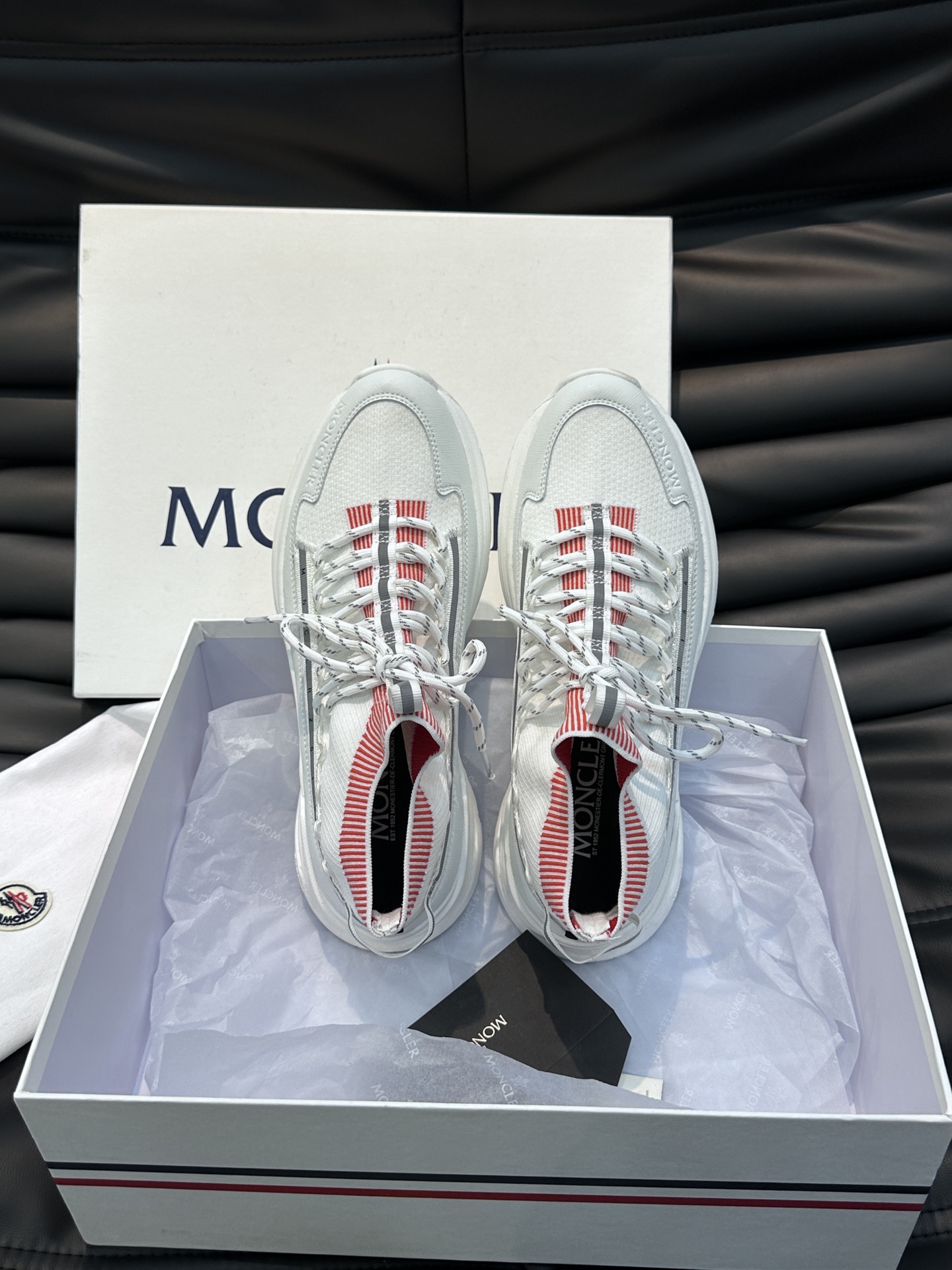 Moncler/蒙口男士系带休闲运动鞋具有舒适防滑性能采用一体成型进口飞织科技面料制成兼备创新功能性与图