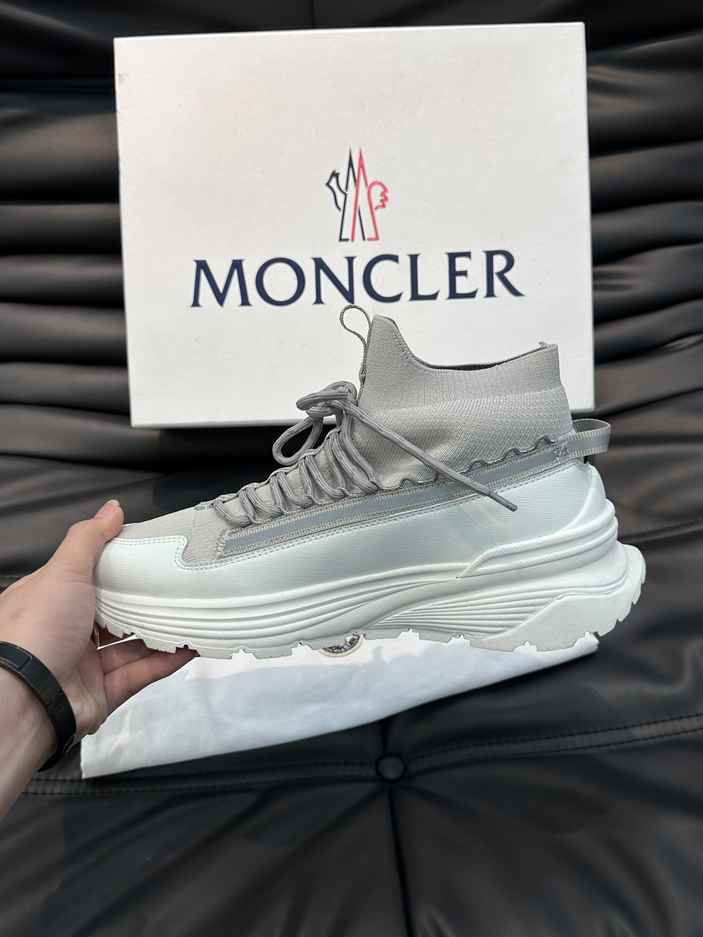 Moncler/蒙口男士系带休闲运动鞋具有舒适防滑性能采用一体成型进口飞织科技面料制成兼备创新功能性与图