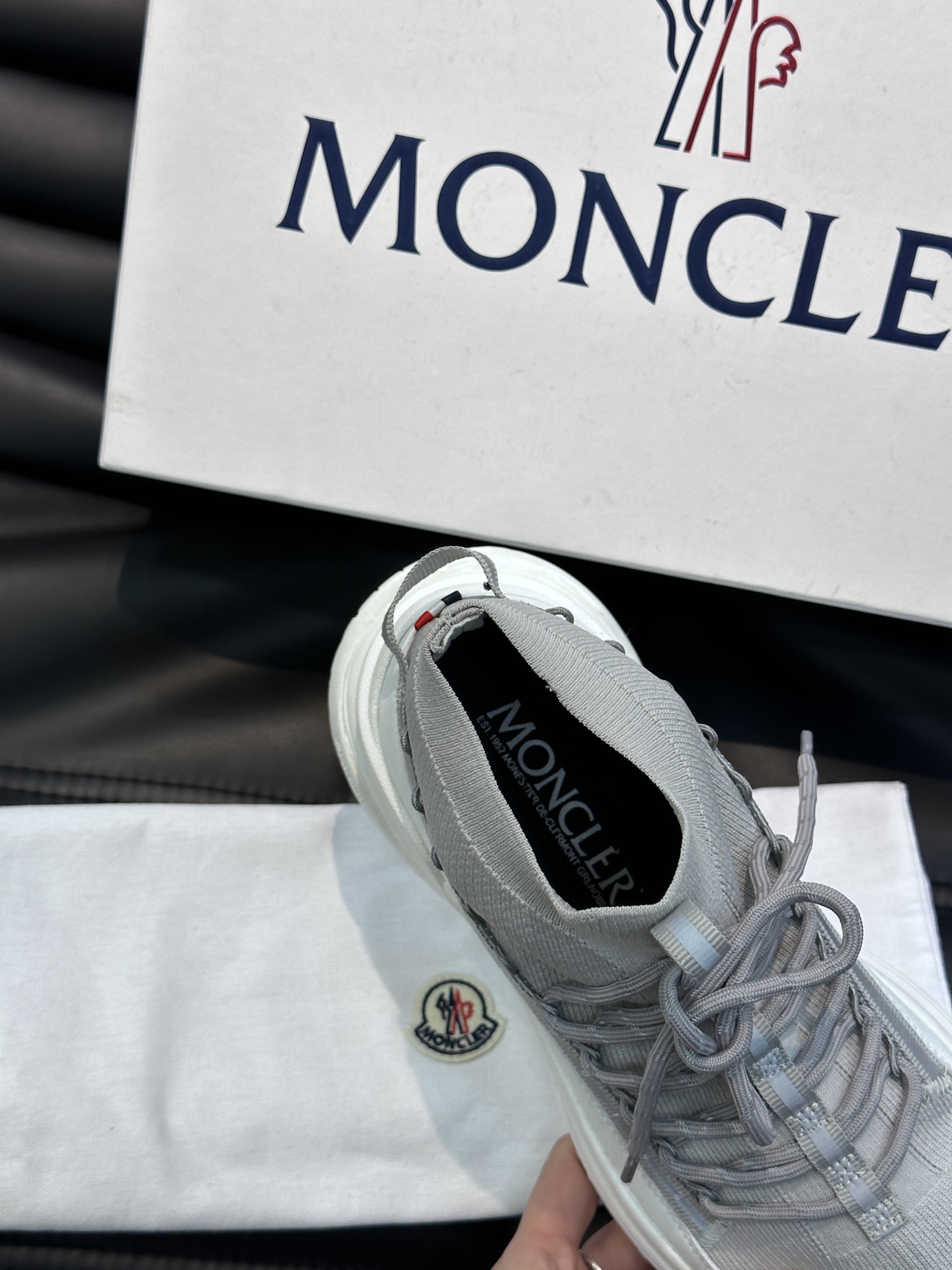 Moncler/蒙口男士系带休闲运动鞋具有舒适防滑性能采用一体成型进口飞织科技面料制成兼备创新功能性与图