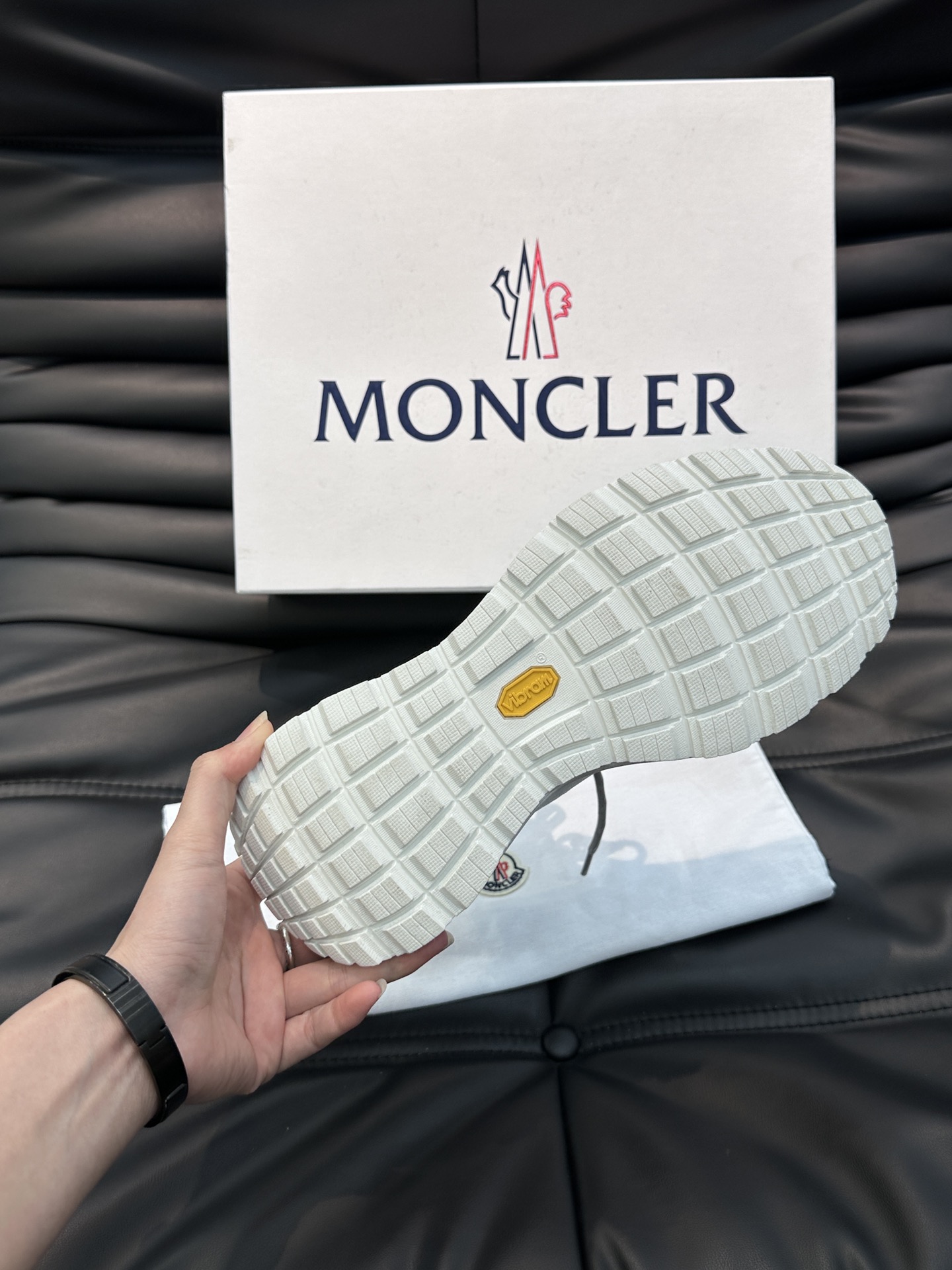 Moncler/蒙口男士系带休闲运动鞋具有舒适防滑性能采用一体成型进口飞织科技面料制成兼备创新功能性与图