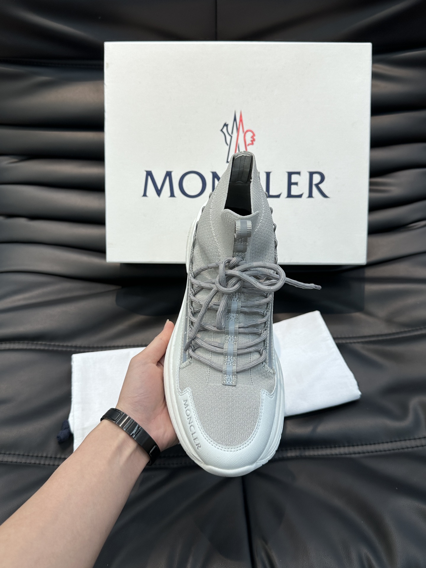 Moncler/蒙口男士系带休闲运动鞋具有舒适防滑性能采用一体成型进口飞织科技面料制成兼备创新功能性与图